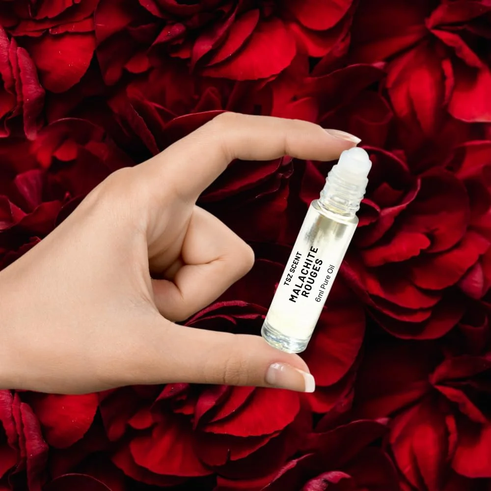 روغن عطر TSZ Scent Malachite Rouges - رایحه ای اگزوتیک و هوس انگیز، مناسب برای آقایان و بانوان، با رایحه های عمیق چوبی و ادویه ای، ماندگاری بالا، 6 میلی لیتر رولی