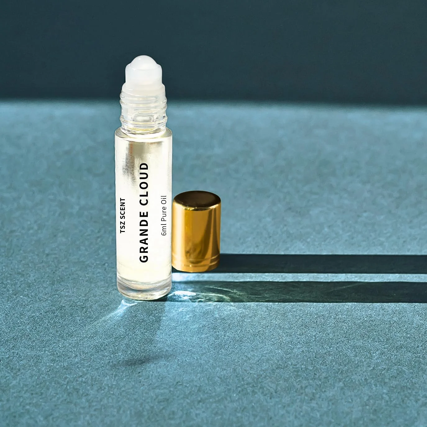 روغن عطر زنانه TSZ Scent Grandy Cloud، رول-آن 6 میلی لیتری، ماندگاری طولانی، بدون الکل، رایحه گلی و تازه، لوکس سایز مسافرتی، فرمولاسیون ملایم و سازگار با پوست، مناسب هدیه، محصول امارات متحده عربی و خاورمیانه