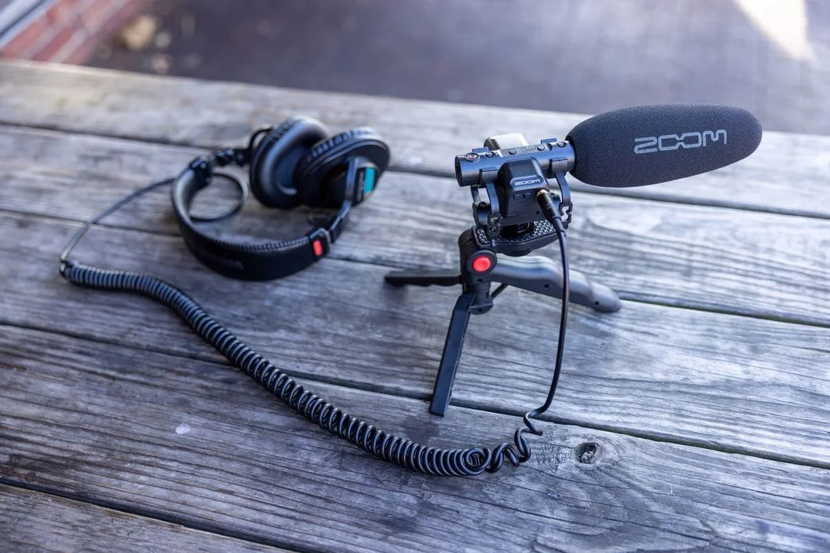 ضبط کننده صدای 2 کاناله Zoom M3 MicTrak - رزولوشن ممیز شناور 32 بیتی، تا 48 کیلوهرتز - کپسول شاتگان به شما امکان می دهد صحنه صدا را با دقت ضبط کنید، جهت دهی قابل تنظیم (Mono/90°/120°) - ضبط استریو، دوگانه مونو یا MR Raw روی کارت SD تا 1 ترابایت - فیلتر بالاگذر - خروجی لاین از طریق 1 عدد مینی جک 3.5 میلی متری برای اتصال به دوربین، خروجی هدفون با کنترل صدا از طریق 1 عدد مینی جک 3.5 میلی متری - عمر باتری تا دو ساعت از طریق 2 باتری AA - حالت میکروفون USB برای Windows/Mac/iOs/Android از طریق اتصال USB-C (ضبط همزمان روی دستگاه امکان پذیر است) - همراه با یک سیستم تعلیق "Hot Shoe" برای نصب روی دوربین، کابل مینی جک استریو و محافظ باد - ابعاد (میلی متر): 201.3 x 71.6 x 38 - وزن: 135 گرم (وزن خالص شامل باتری) ضبط کننده صدای 2 کاناله Zoom M3 MicTrak - رزولوشن ممیز شناور 32 بیتی، تا 48 کیلوهرتز - کپسول شاتگان به شما امکان می دهد صحنه صدا را با دقت ضبط کنید، جهت دهی قابل تنظیم (Mono/90°/120°) - ضبط استریو، دوگانه مونو یا MR Raw روی کارت SD تا 1 ترابایت - فیلتر بالاگذر - خروجی لاین از طریق 1 عدد مینی جک 3.5 میلی متری برای اتصال به دوربین، خروجی هدفون با کنترل صدا از طریق 1 عدد مینی جک 3.5 میلی متری - عمر باتری تا دو ساعت از طریق 2 باتری AA - حالت میکروفون USB برای Windows/Mac/iOs/Android از طریق اتصال USB-C (ضبط همزمان روی دستگاه امکان پذیر است) - همراه با یک سیستم تعلیق "Hot Shoe" برای نصب روی دوربین، کابل مینی جک استریو و محافظ باد - ابعاد (میلی متر): 201.3 x 71.6 x 38 - وزن: 135 گرم (وزن خالص شامل باتری)