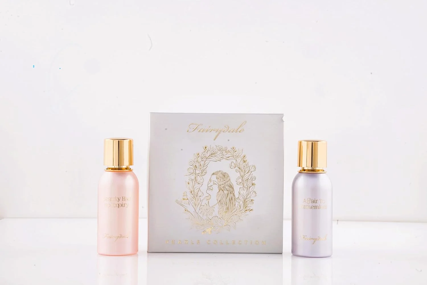 مجموعه "PEARL COLLECTION" از Fairydale شامل 2 عطر با کیفیت عالی - "AFFAIR TO REMEMBER" و "BEAUTY HAS NO EXPIRY". هر دو عطر بسیار غلیظ بوده و در بطری های 50 میلی لیتری با رنگ مرواریدی عرضه می شوند.