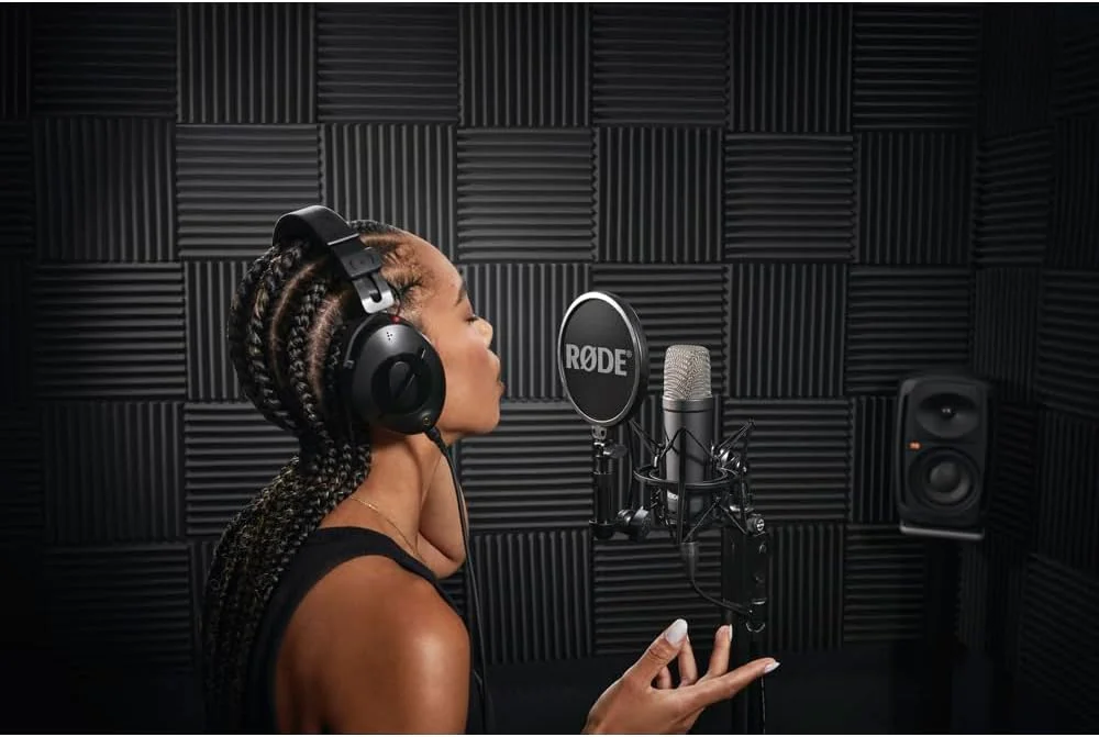 میکروفون کاندنسر دیافراگم بزرگ RØDE NT1 Signature Series به همراه لرزه‌گیر، پاپ فیلتر و کابل XLR برای تولید موسیقی، ضبط وکال، استریمینگ و پادکست (مشکی)
