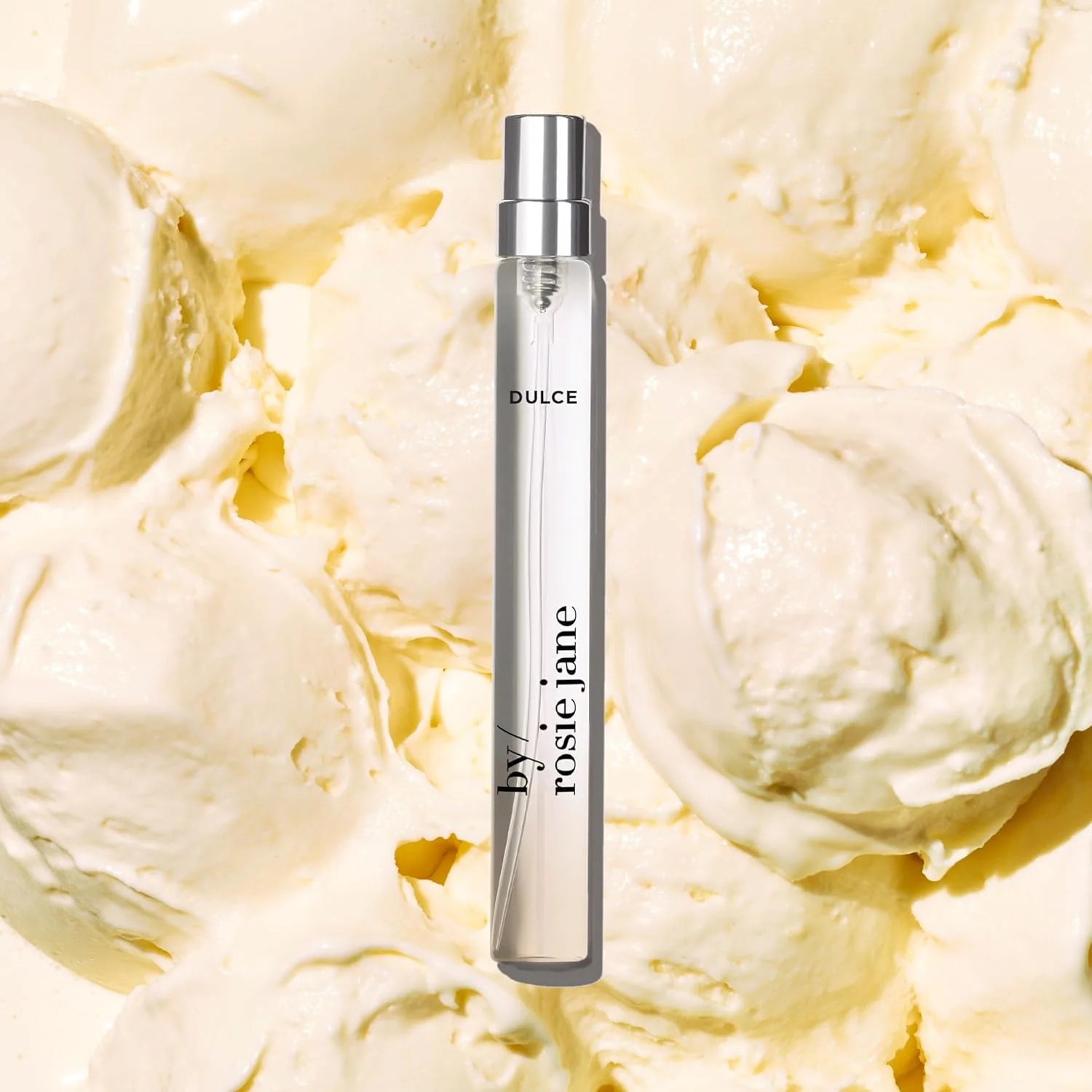 عطر جیبی رولی بای رزی جین (Dulce) - عطر پاکیزه زنانه - بادی میست غیر سمی با رایحه وانیل خامه‌ای، شکر قهوه‌ای و چوب هینوکی گرم - فاقد پارابن، سولفات و فتالات (10 میلی لیتر)