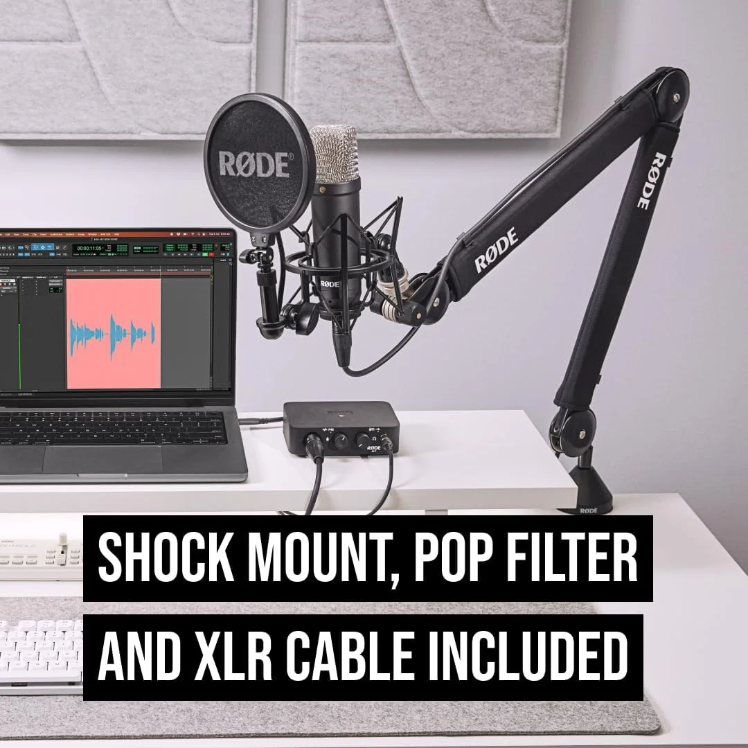 میکروفون کاندنسر دیافراگم بزرگ RØDE NT1 Signature Series به همراه لرزه‌گیر، پاپ فیلتر و کابل XLR برای تولید موسیقی، ضبط وکال، استریمینگ و پادکست (مشکی)