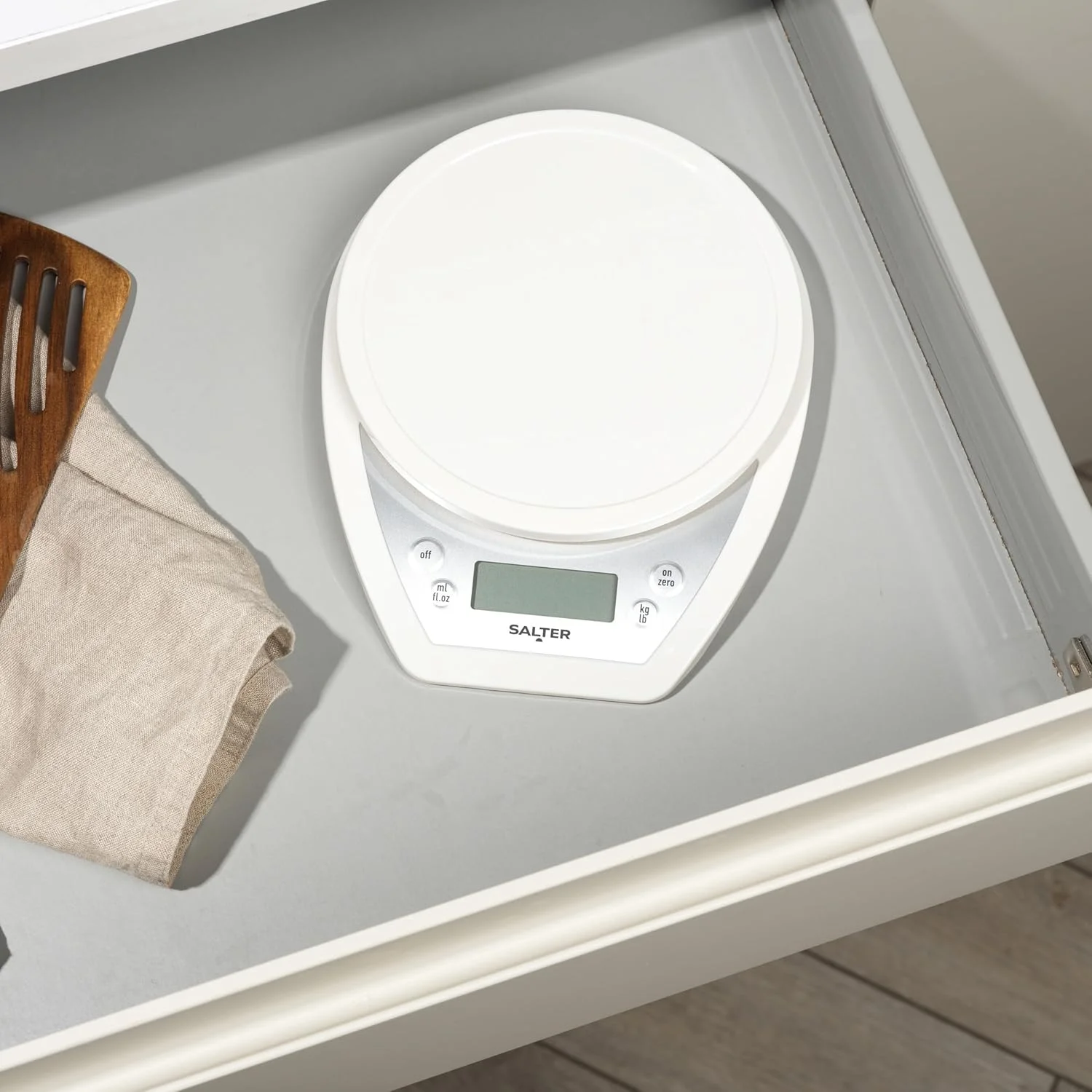 ترازوی آشپزخانه دیجیتال دوگانه Salter 1024 WHDR14 - شامل کاسه مخلوط کن 2 لیتری، دهانه های باریک و پهن برای مواد مرطوب و خشک، اندازه گیری مایعات، افزودن و وزن کردن، صفحه نمایش LCD با خوانایی آسان، ظرفیت 5 کیلوگرم ترازوی آشپزخانه دیجیتال دوگانه Salter 1024 WHDR14 - شامل کاسه مخلوط کن 2 لیتری، دهانه های باریک و پهن برای مواد مرطوب و خشک، اندازه گیری مایعات، افزودن و وزن کردن، صفحه نمایش LCD با خوانایی آسان، ظرفیت 5 کیلوگرم