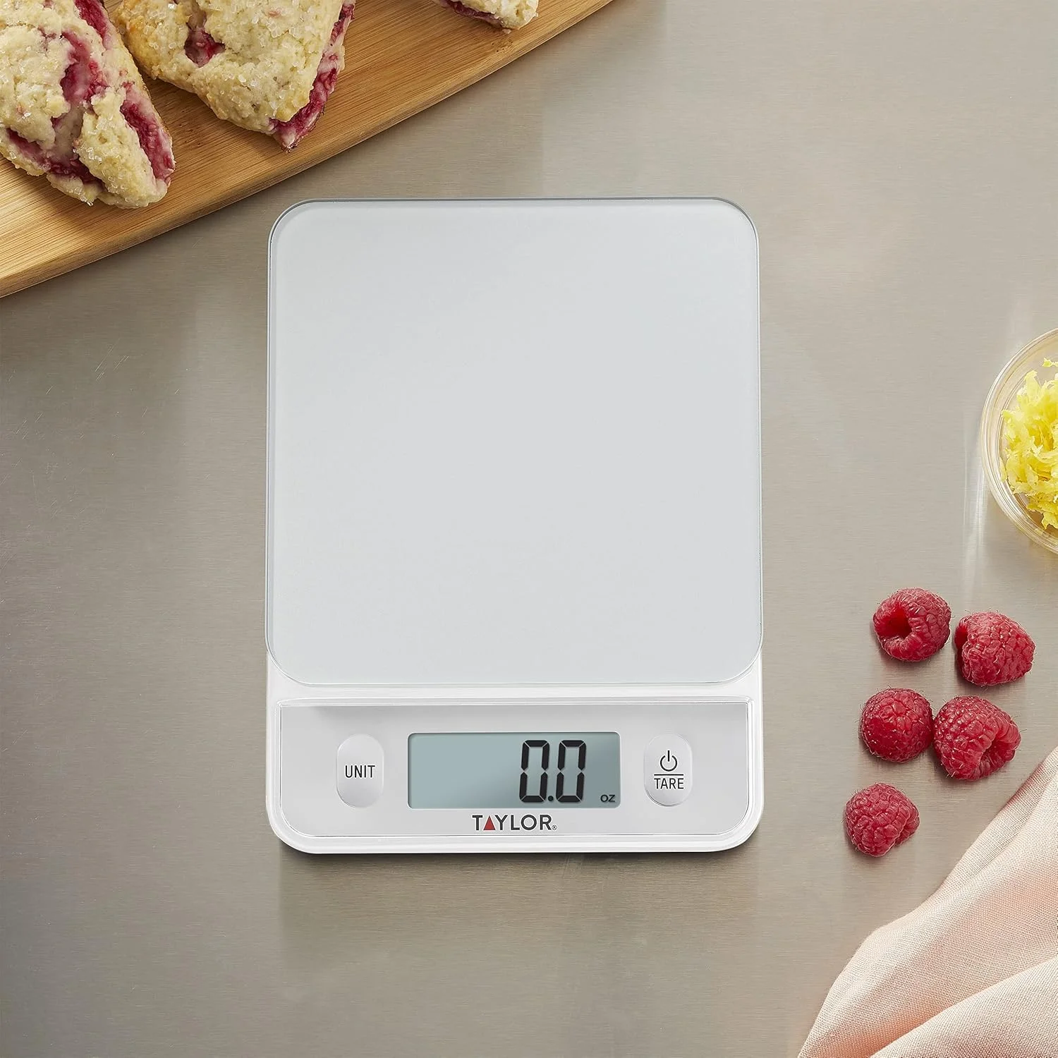 ترازوی آشپزخانه شیشه ای تیلور با دکمه های کنترل لمسی، ظرفیت 5 کیلوگرم، نقره ای