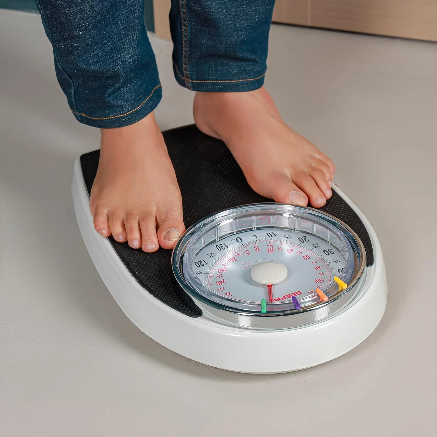 ترازو وزن کشی عقربه ای جیپاس مدل GBS46528UK - دستگاه وزن کشی چند منظوره با دقت بالا / صفحه نمایش عقربه ای، ظرفیت 136 کیلوگرم، ساختار فلزی، سطح چرمی ترازو وزن کشی عقربه ای جیپاس مدل GBS46528UK - دستگاه وزن کشی چند منظوره با دقت بالا / صفحه نمایش عقربه ای، ظرفیت 136 کیلوگرم، ساختار فلزی، سطح چرمی