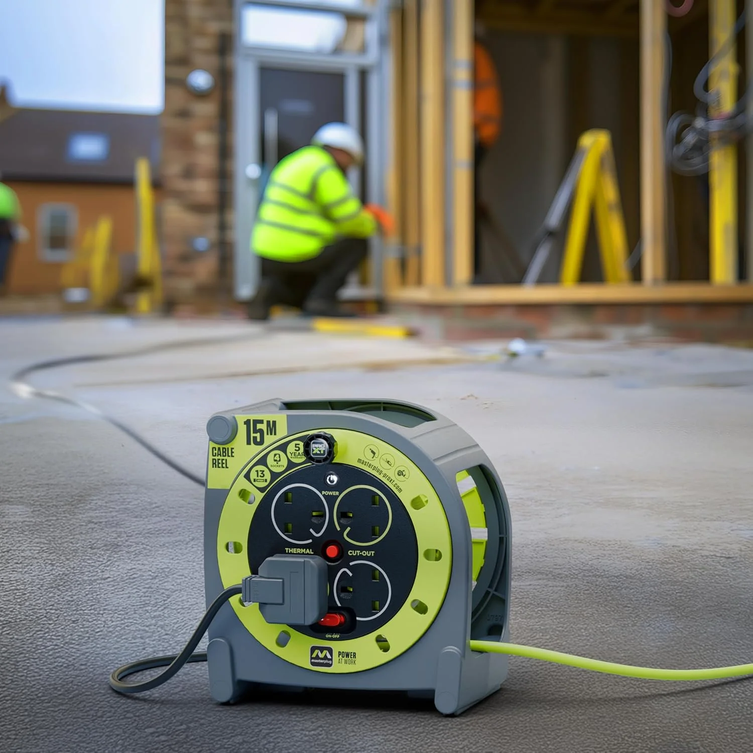 سیم سیار قرقره ای مسترپلاگ Pro-XT مدل HMU15134SL-PX با چهار پریز، دسته جمع کننده کابل، قطع کننده حرارتی و کلید روشن/خاموش، کابل 15 متری با دید بالا