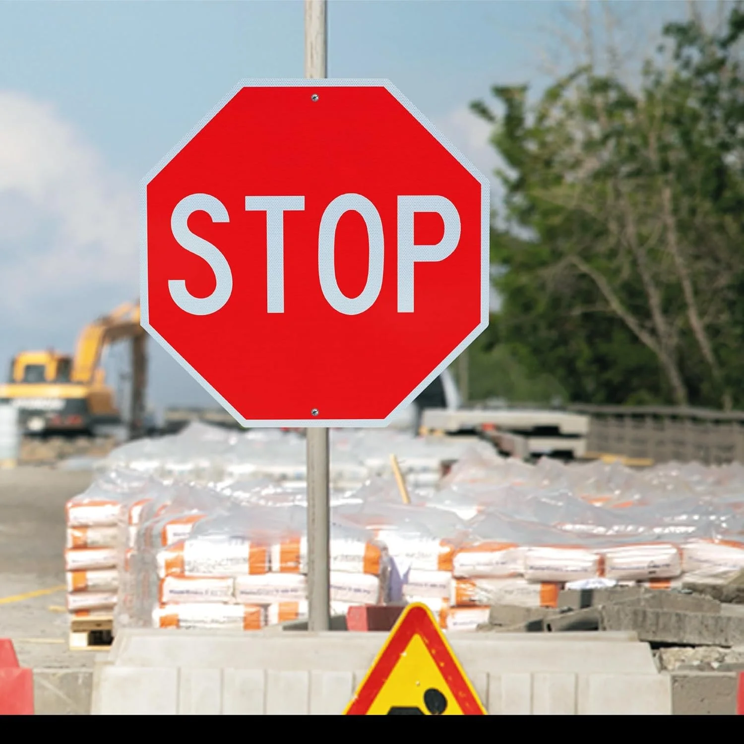 تابلو ایست OLANZU، سایز 76x76 سانتی متر، ضخامت 1.5 میلی متر، بسته 2 عددی، جنس آلومینیوم مهندسی شده با روکش لانه زنبوری بازتابنده با شدت بالا، مقاوم در برابر اشعه UV، مناسب برای علائم راهنمایی و رانندگی