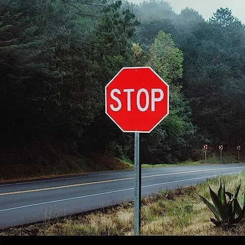 تابلو ایست OLANZU - تابلوی ترافیکی فلزی آلومینیومی درجه مهندسی 45x45 سانتی متر - مقاوم در برابر زنگ زدگی و اشعه ماوراء بنفش - تابلوی جاده ای بازتابنده لانه زنبوری با شدت بالا برای کنترل ترافیک و ایمنی