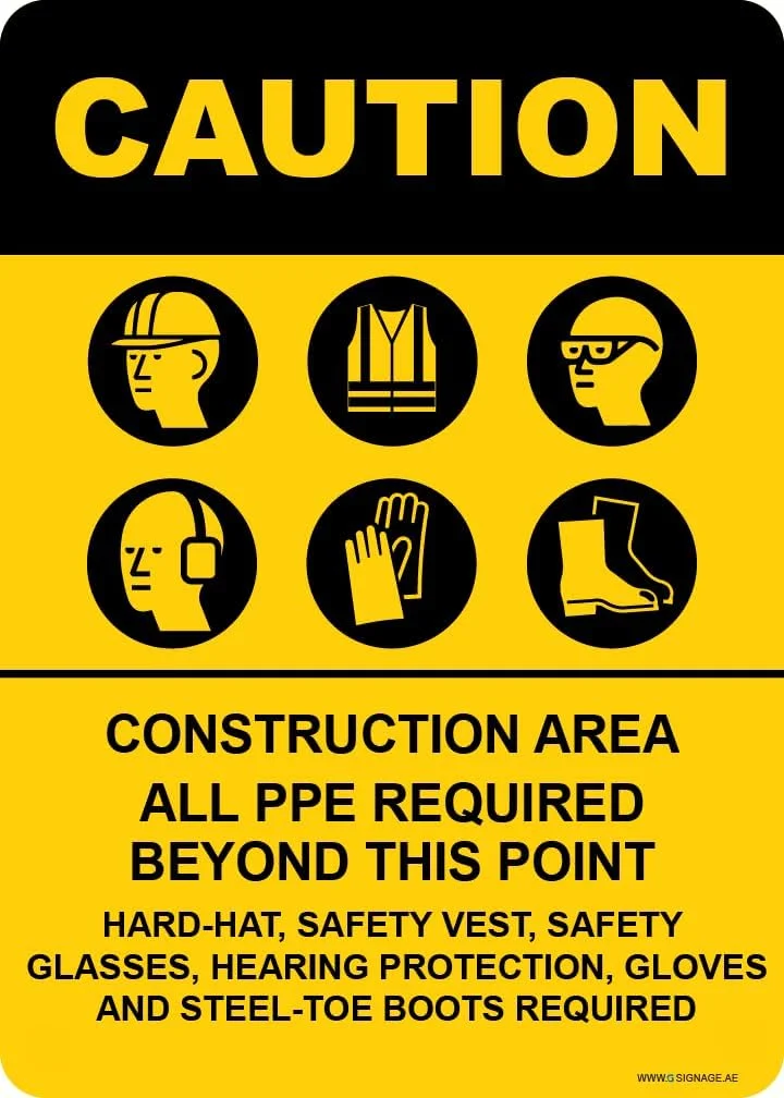 تابلو اعلانات جی - "محدوده ساخت و ساز، استفاده از کلیه تجهیزات حفاظت فردی (PPE) در این قسمت الزامی است: کلاه ایمنی، جلیقه ایمنی، عینک ایمنی، محافظ شنوایی و ..." - تابلوی احتیاط OSHA - اکریلیک - بستر PRT - نصب با نوار چسب