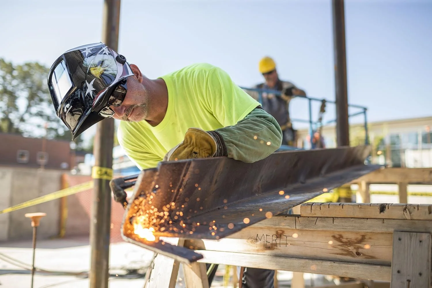 کلاه ایمنی جوشکاری با قابلیت تیره شوندگی خودکار پیرامکس مدل WHAM3030AE طرح عقاب آمریکایی