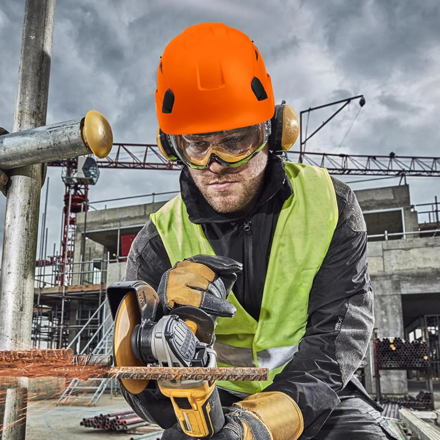 کلاه ایمنی سوراخ دار W&H از جنس ABS با سیستم تعلیق 6 نقطه ای به همراه جلیقه شبرنگ، دارای گواهینامه ANSI/ISEA Z89.1 برای ایمنی در ساخت و ساز