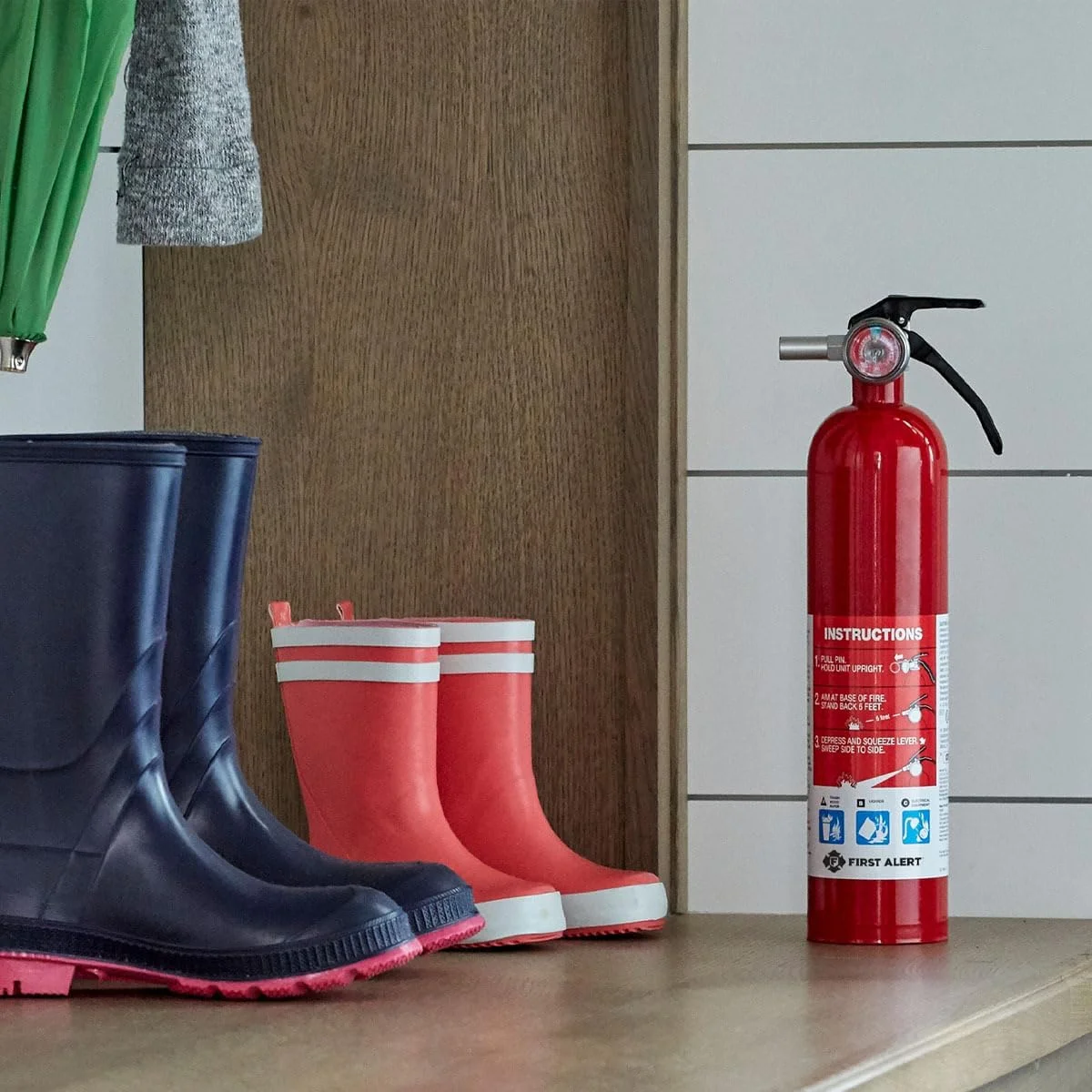 خاموش کننده آتش First Alert برای خانه، واحد استاندارد قابل شارژ، دارای رتبه UL 1-A:10-B:C، HOME1، قرمز با بست فلزی، تک بسته خاموش کننده آتش First Alert برای خانه، واحد استاندارد قابل شارژ، دارای رتبه UL 1-A:10-B:C، HOME1، قرمز با بست فلزی، تک بسته