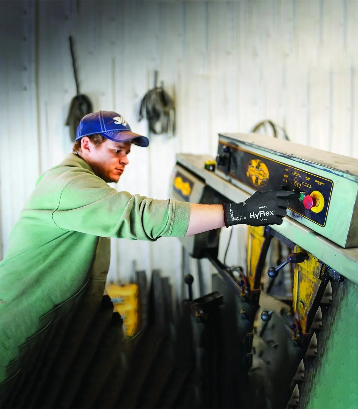 دستکش کار حرفه ای Ansell HyFlex 11-840، پوشش نیتریل مقاوم در برابر سایش با چسبندگی محکم، دستکش های نیتریل چند منظوره، دستکش ایمنی صنعتی، دستکش نیتریل مشکی سایز متوسط، 3 جفت