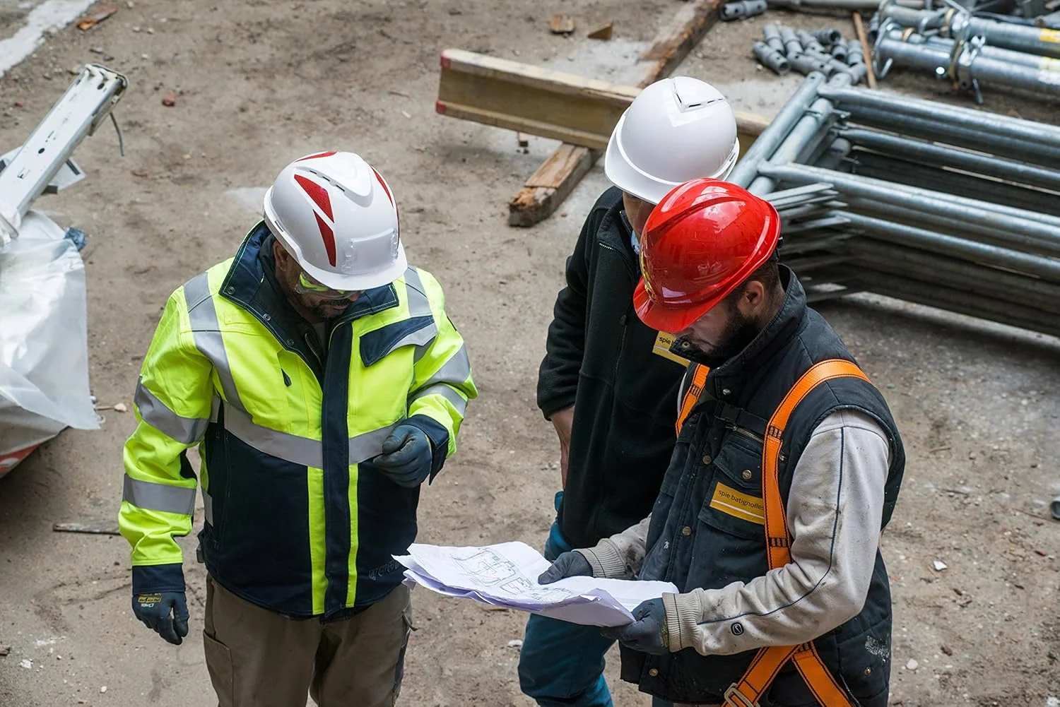 کلاه ایمنی حرفه ای MSA V-Gard 930 | مطابق با استاندارد DIN EN397 | دارای تهویه و کنترل چرخشی Fasttrack | شامل نقاب محافظ / عینک ایمنی یکپارچه