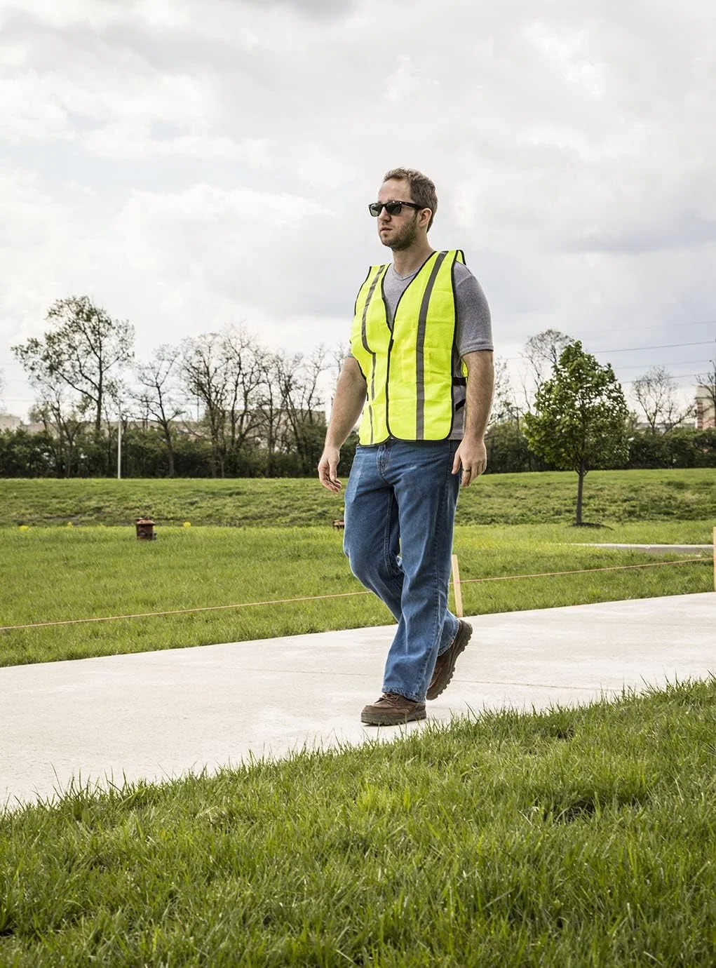 جلیقه ایمنی توری سبک وزن با دید بالا Safety Works، دارای گواهینامه ANSI، جیب داخلی تلفن، سایز بزرگ، زرد، (SW46102-O) جلیقه ایمنی توری سبک وزن با دید بالا Safety Works، دارای گواهینامه ANSI، جیب داخلی تلفن، سایز بزرگ، زرد، (SW46102-O)