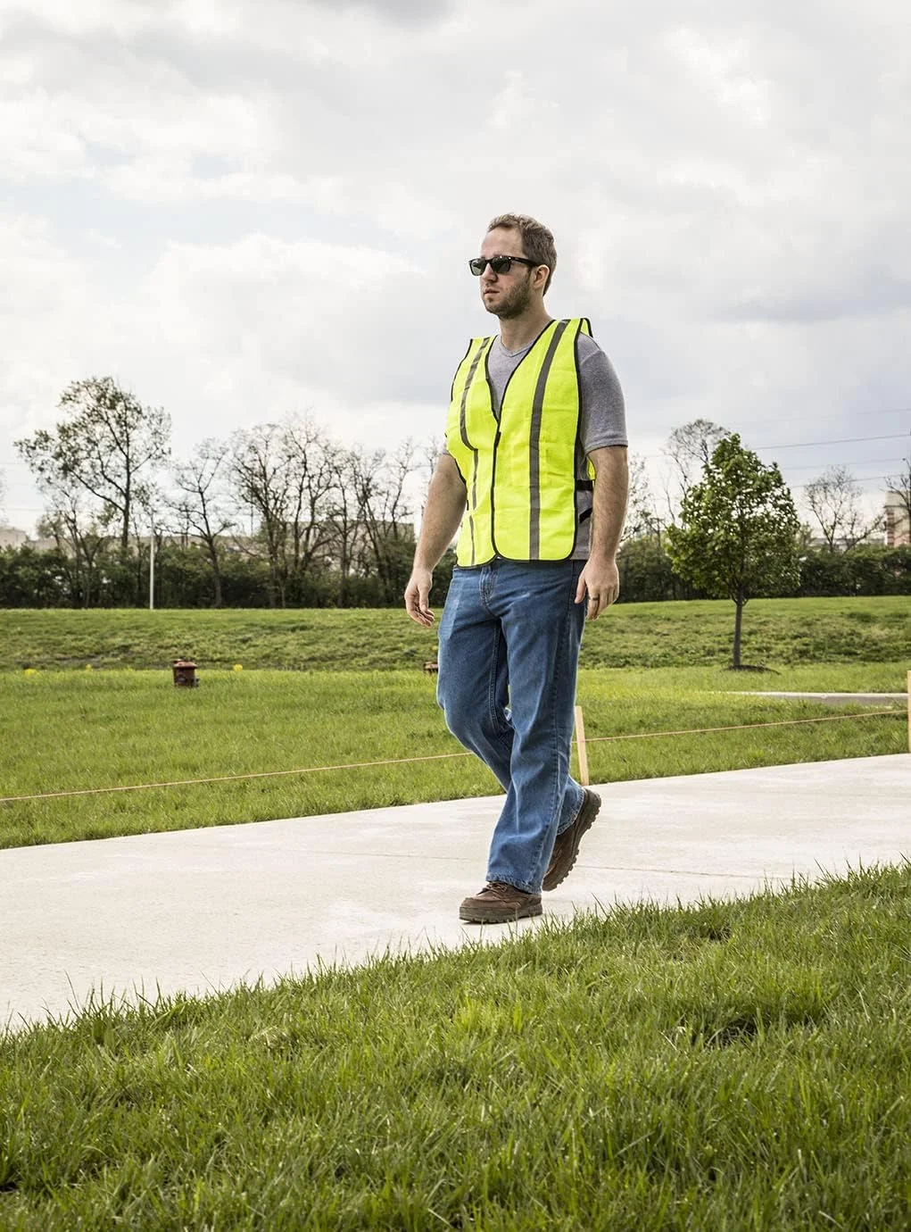 جلیقه ایمنی توری سبک وزن با دید بالا Safety Works، دارای گواهینامه ANSI، جیب داخلی تلفن، سایز بزرگ، زرد، (SW46102-O) جلیقه ایمنی توری سبک وزن با دید بالا Safety Works، دارای گواهینامه ANSI، جیب داخلی تلفن، سایز بزرگ، زرد، (SW46102-O)