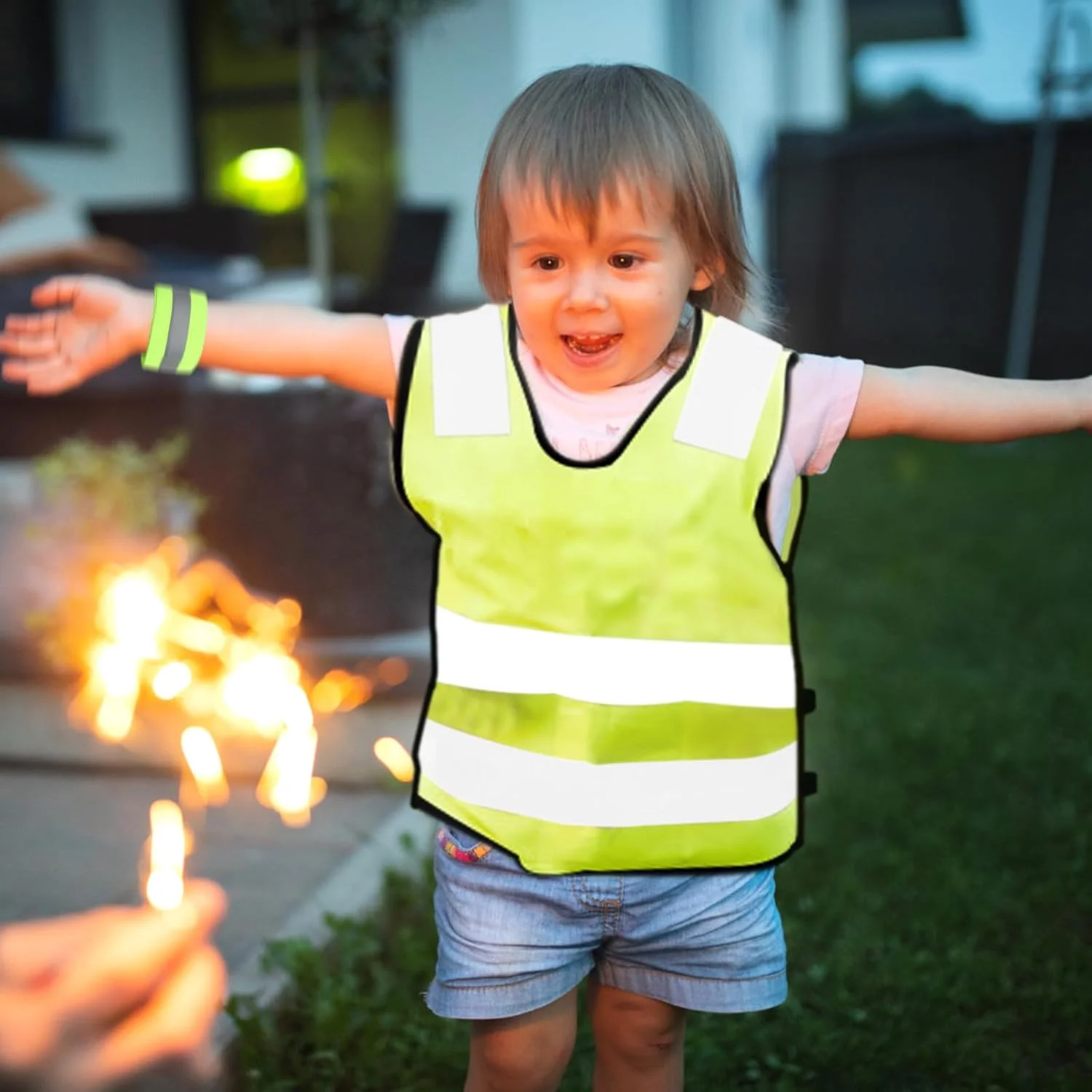 جلیقه های دید بالا VEGCOO 6 عددی به همراه مچ بند برای کودکان، جلیقه ایمنی بازتابنده دید بالا برای کودکان، ژاکت دید بالا با نوارهای بازتابنده برای کودکان در فضای باز، سایز جهانی