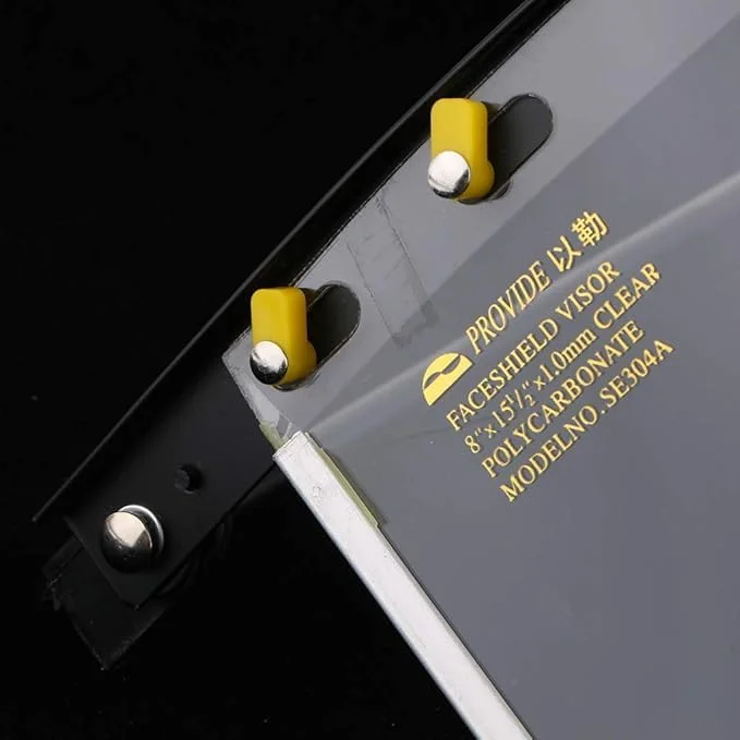 محافظ صورت نقاب دار شفاف نصب شده روی سر