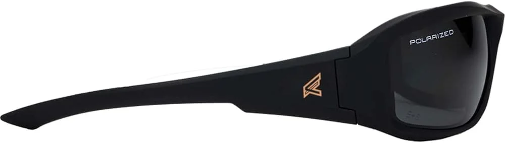 عینک ایمنی آفتابی پلاریزه Edge TXB236 Brazeau، ضد خش، ضد لغزش، UV 400، درجه نظامی، مطابق با ANSI/ISEA و MCEPS، عرض 12.8 سانتی متر، فریم مشکی مات با لوگوی قرمز E / لنز دودی