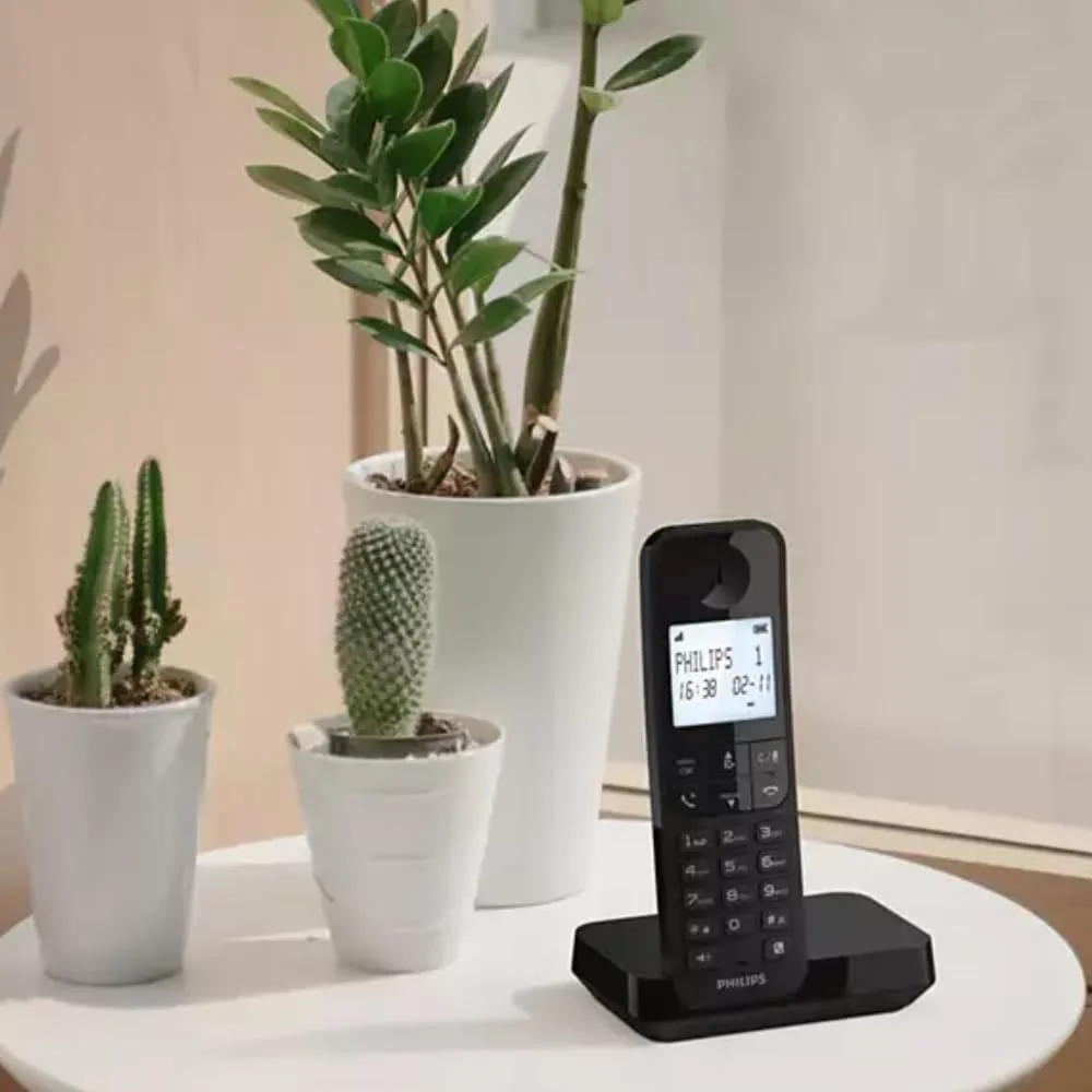 تلفن ثابت بی سیم فیلیپس مدل D2701B - صفحه نمایش 4.6 اینچی، میکروفون عمودی، تماس هندزفری، تا 14 ساعت مکالمه، آنتن بهینه شده، تنظیمات حریم خصوصی، مشکی