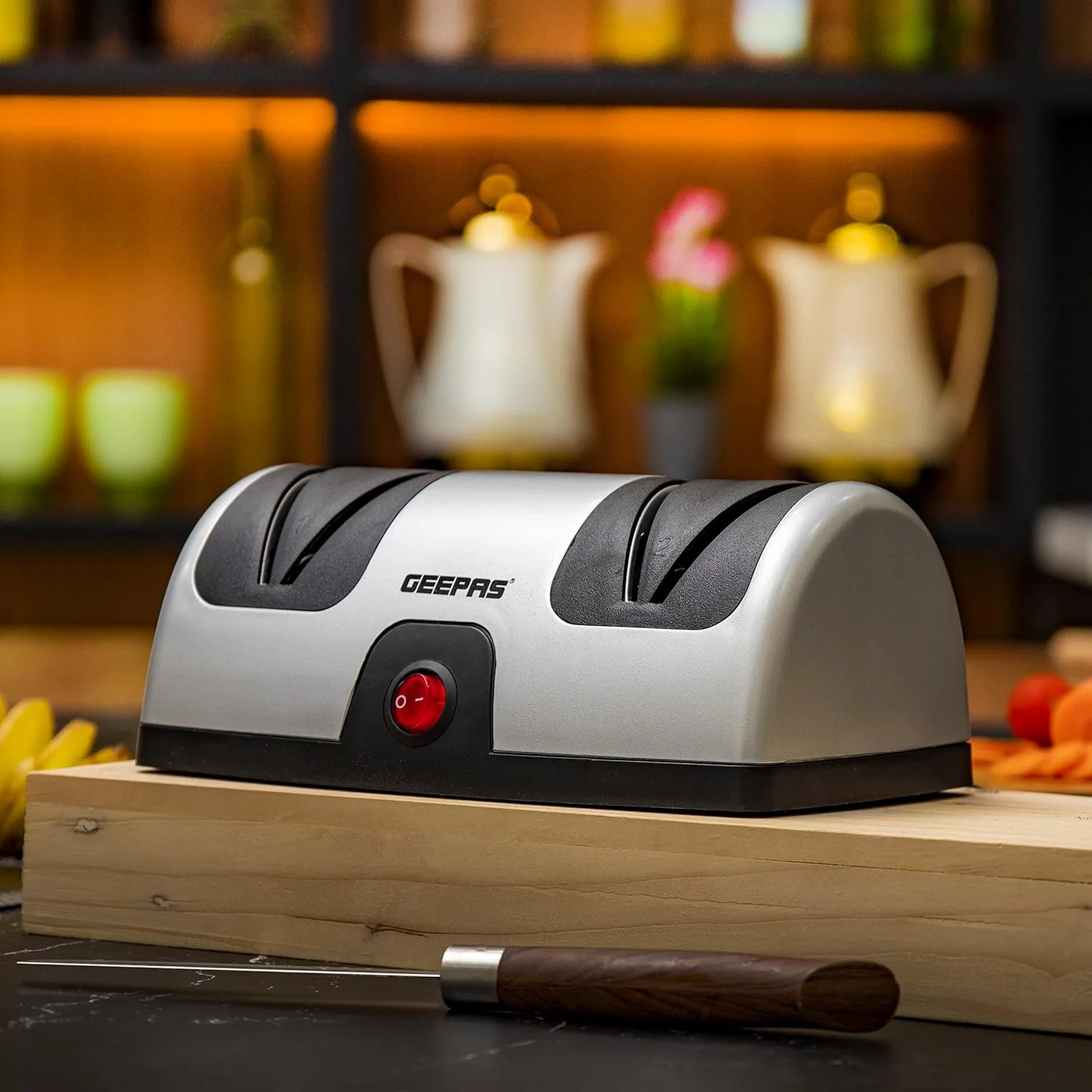 تیزکن برقی چاقو Geepas GKS63044 با مکش، چرخ سنگ زنی، سنگ زنی دقیق و صیقل کاری ظریف، چاقوهای تیز و مناسب برای انواع چاقو، کاربری آسان، نقره ای/مشکی