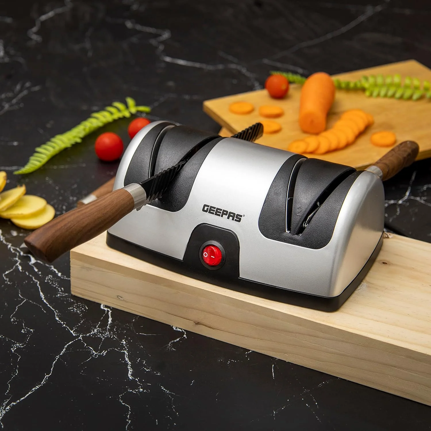 تیزکن برقی چاقو Geepas GKS63044 با مکش، چرخ سنگ زنی، سنگ زنی دقیق و صیقل کاری ظریف، چاقوهای تیز و مناسب برای انواع چاقو، کاربری آسان، نقره ای/مشکی