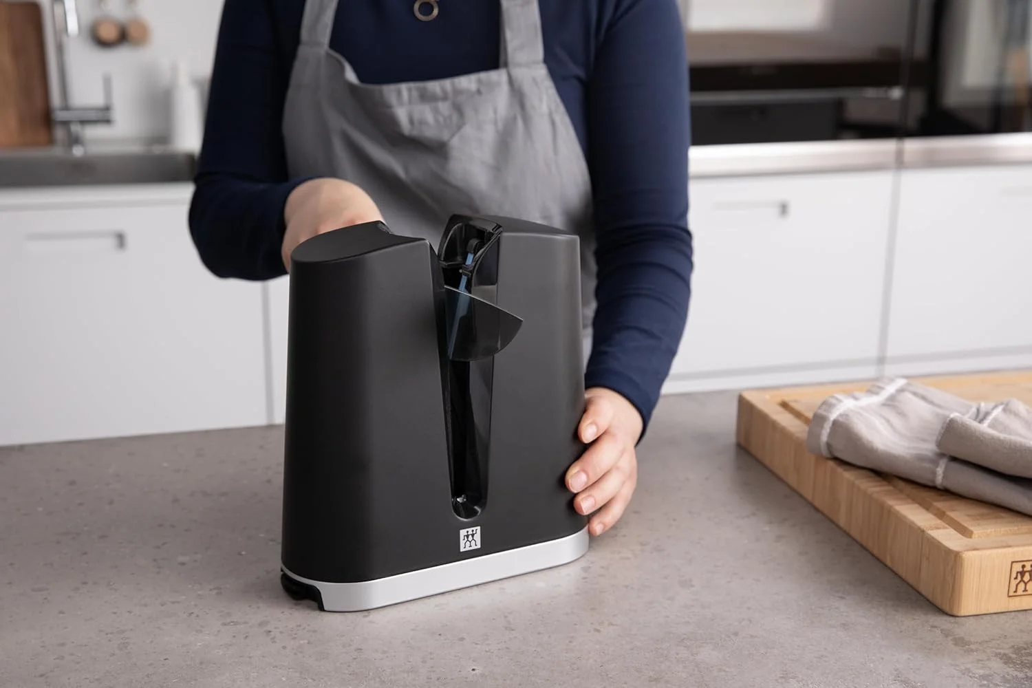 چاقو تیز کن کشویی حرفه ای Zwilling V-Edge. تقریبا 15 درجه در هر طرف برای تیغه های اروپایی. تقریبا 10 درجه در هر طرف برای تیغه های ژاپنی. شامل یک جفت میله 150 و 360 گریت.