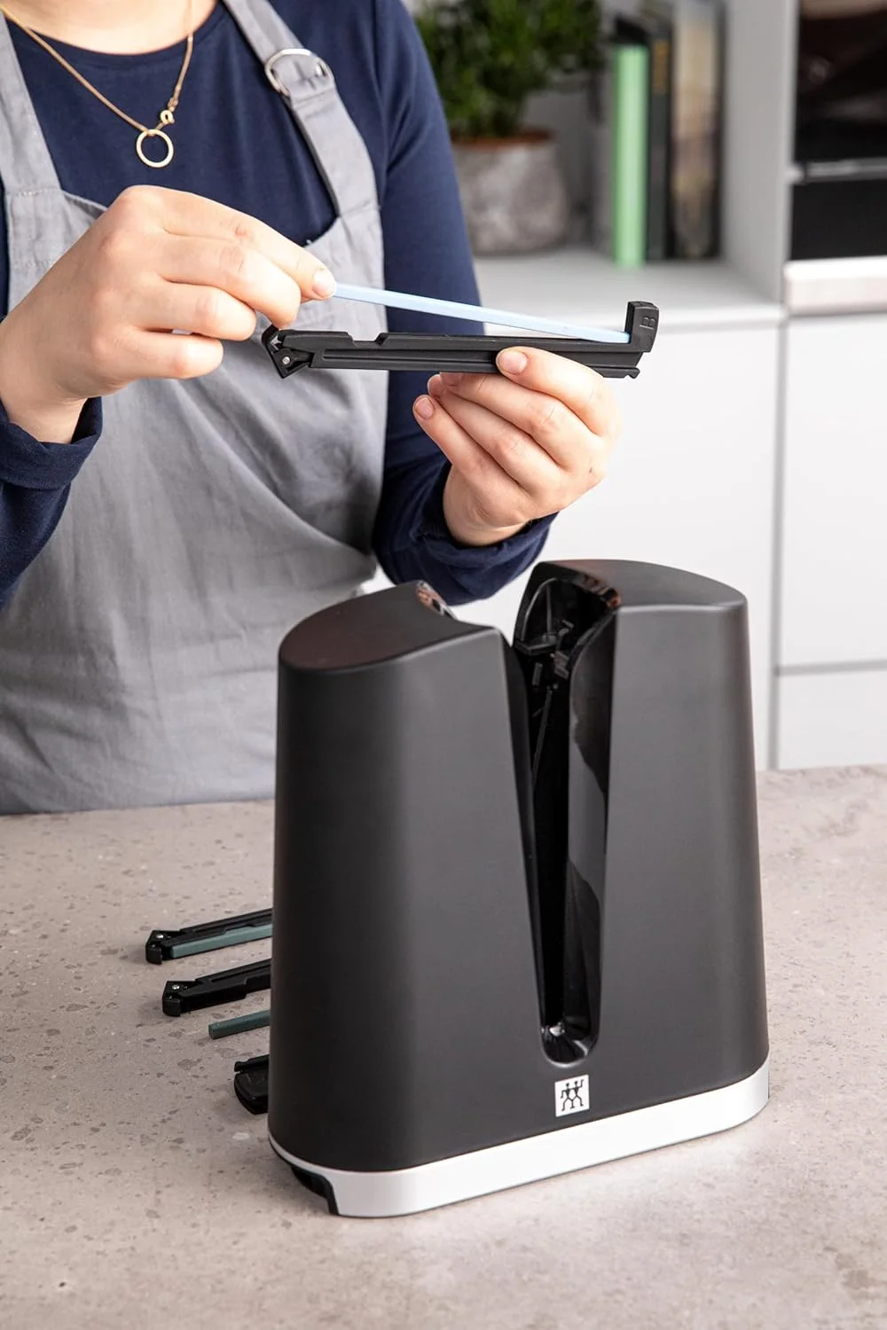 چاقو تیز کن کشویی حرفه ای Zwilling V-Edge. تقریبا 15 درجه در هر طرف برای تیغه های اروپایی. تقریبا 10 درجه در هر طرف برای تیغه های ژاپنی. شامل یک جفت میله 150 و 360 گریت.