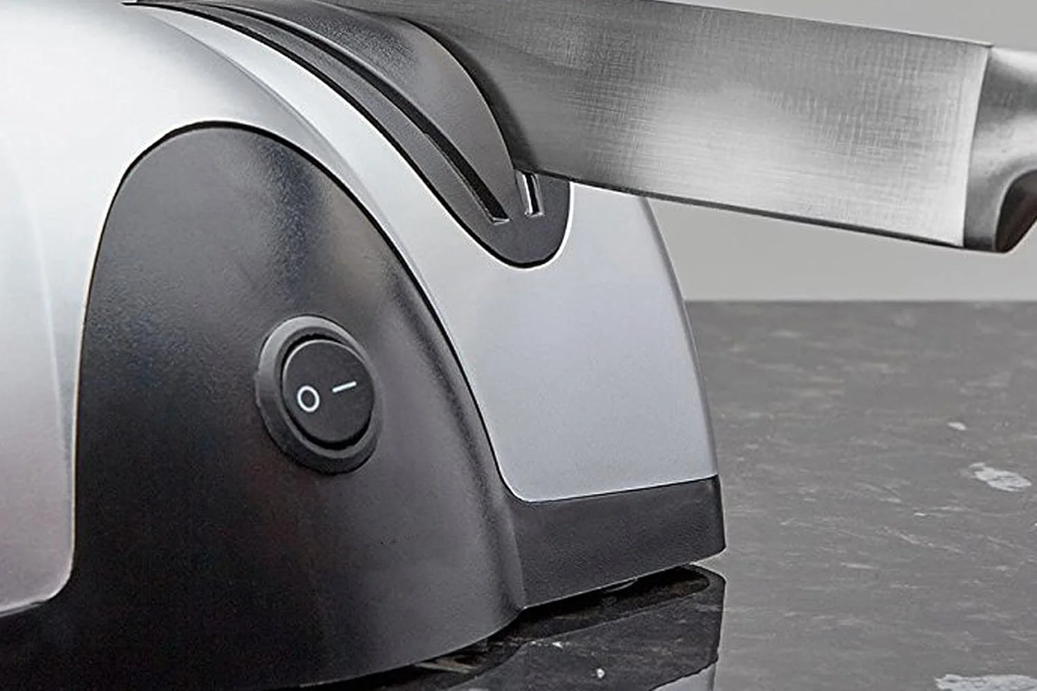 چاقو تیزکن برقی SKEIDO – سیستم دقیق 3 مرحله ای با چرخ های روکش الماس و راهنمای زاویه – قابل تنظیم 15 تا 25 درجه برای چاقوهای آشپز/سرامیکی/شکاری (20 وات)