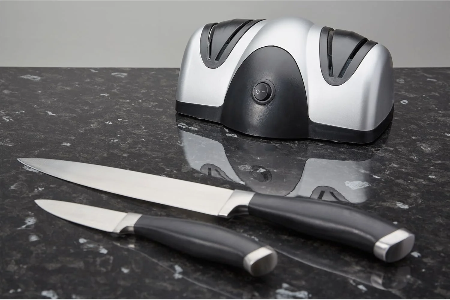 چاقو تیزکن برقی SKEIDO – سیستم دقیق 3 مرحله ای با چرخ های روکش الماس و راهنمای زاویه – قابل تنظیم 15 تا 25 درجه برای چاقوهای آشپز/سرامیکی/شکاری (20 وات)