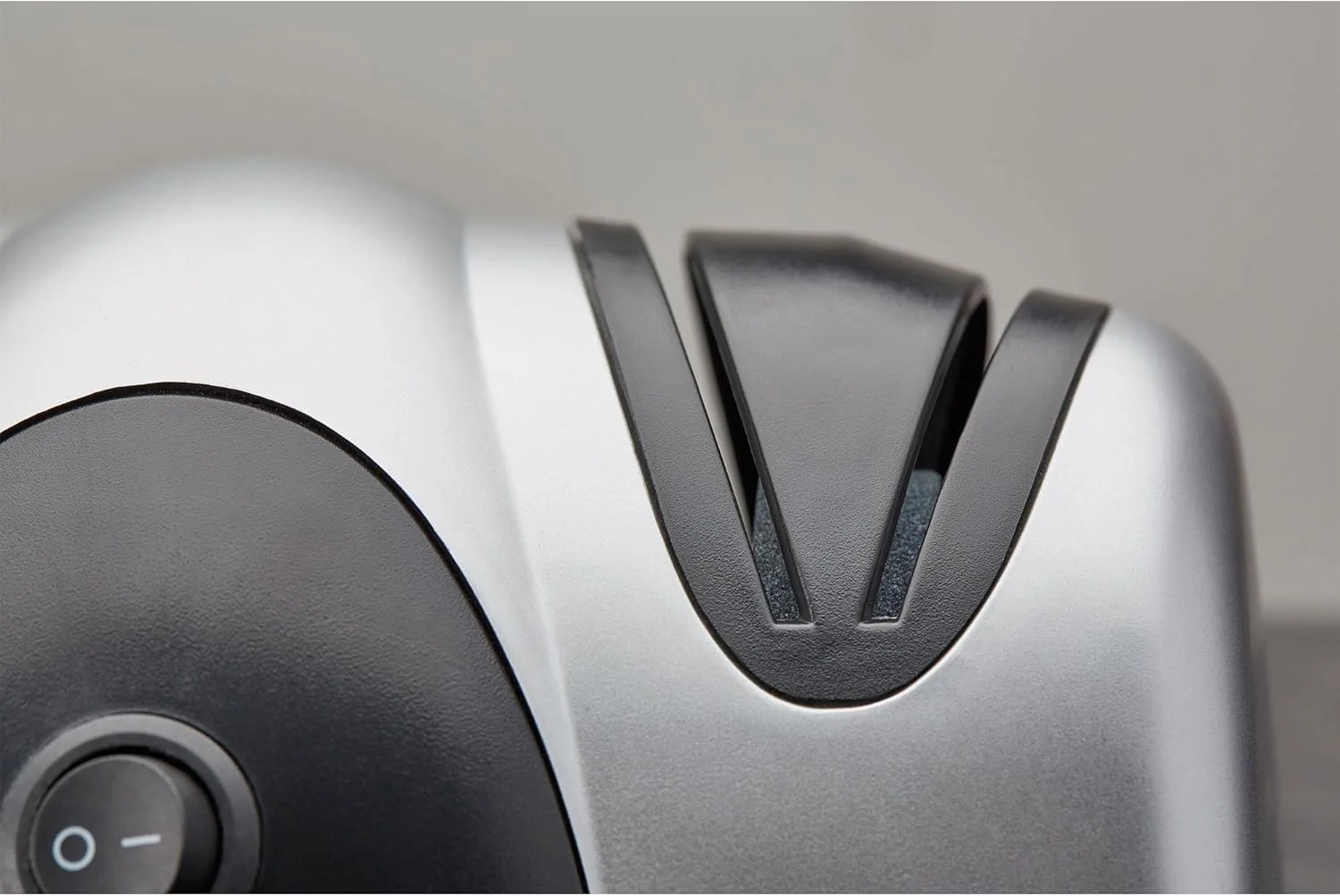 چاقو تیزکن برقی SKEIDO – سیستم دقیق 3 مرحله ای با چرخ های روکش الماس و راهنمای زاویه – قابل تنظیم 15 تا 25 درجه برای چاقوهای آشپز/سرامیکی/شکاری (20 وات)