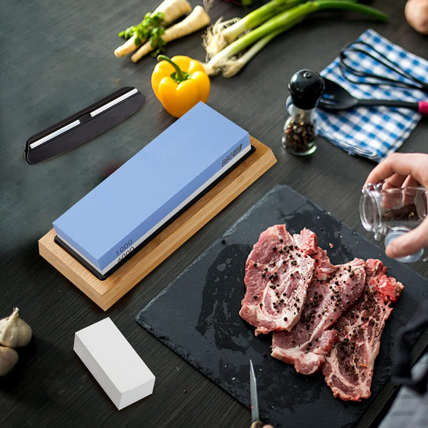 سنگ چاقو تیز کن کروندوم 2 در 1، سنگ تیز کننده چاقو با دو درجه زبری 1000/6000 به همراه پایه سیلیکونی ضد لغزش و راهنمای زاویه، سنگ اصلاح ایده آل برای سرآشپزها و علاقه مندان به آشپزی