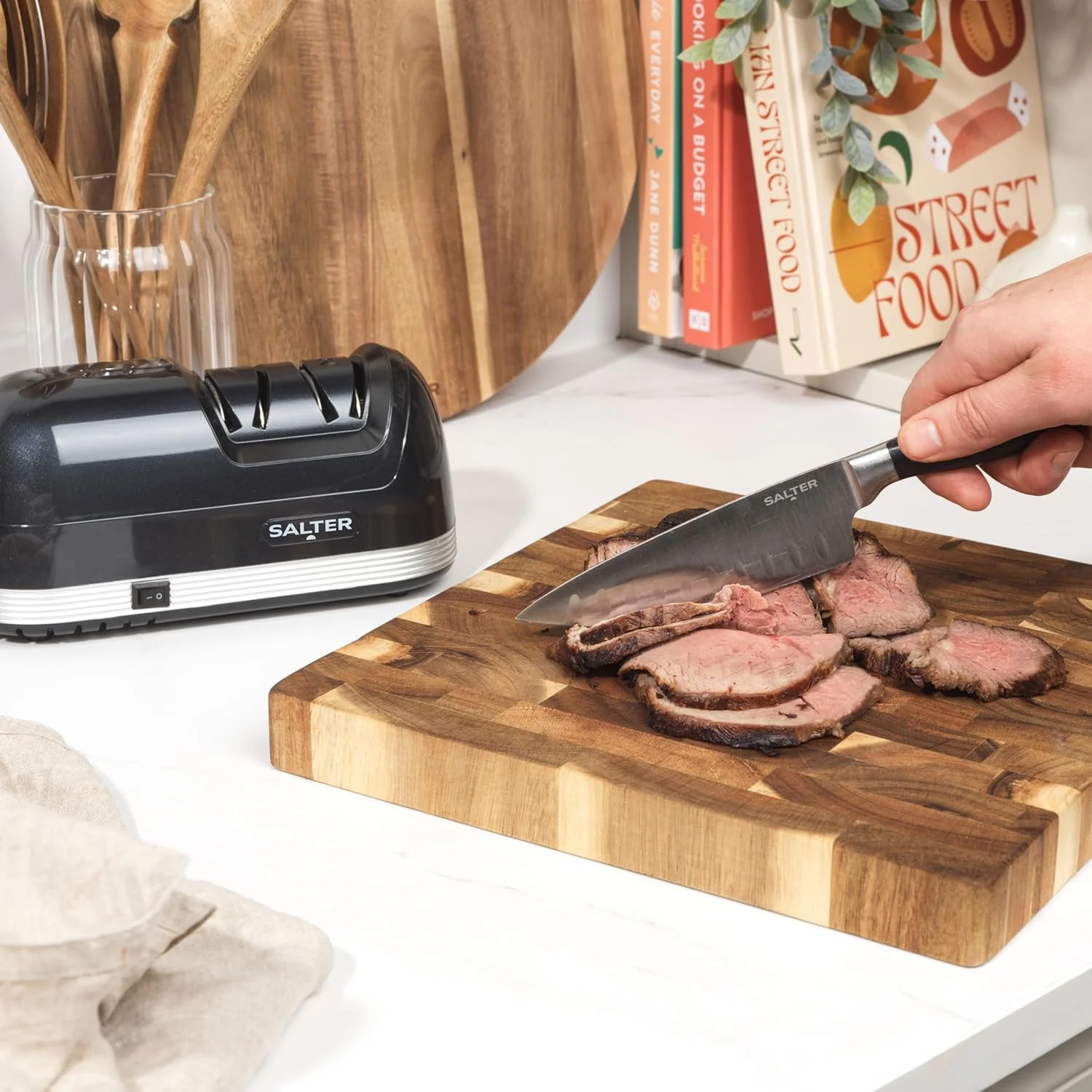 چاقو تیزکن برقی سالتر 728 BKXR با پوشش الماسه، دارای دو مرحله تیز کردن، مناسب برای آشپزخانه و سرآشپز، ابزار تیز کردن، پایه های ضد لغزش ایمن، آهنربای جداشدنی برای جمع آوری تراشه ها، مشکی