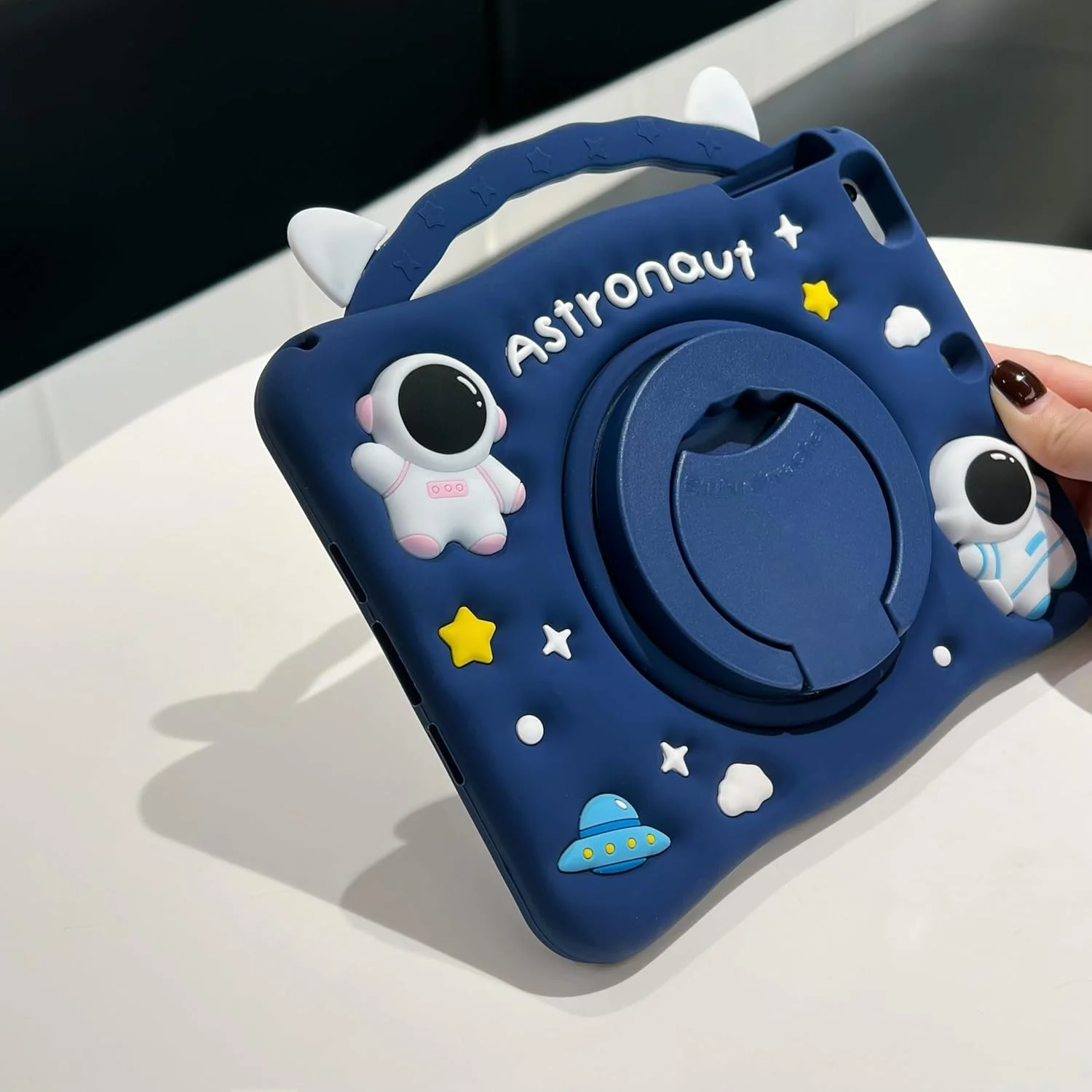 کاور تبلت شیائومی پد 6 11.0 اینچی طرح فضانورد سیلیکونی نرم سه بعدی ضد ضربه با دسته و بند گردنی و پایه تاشو چرخان 360 درجه