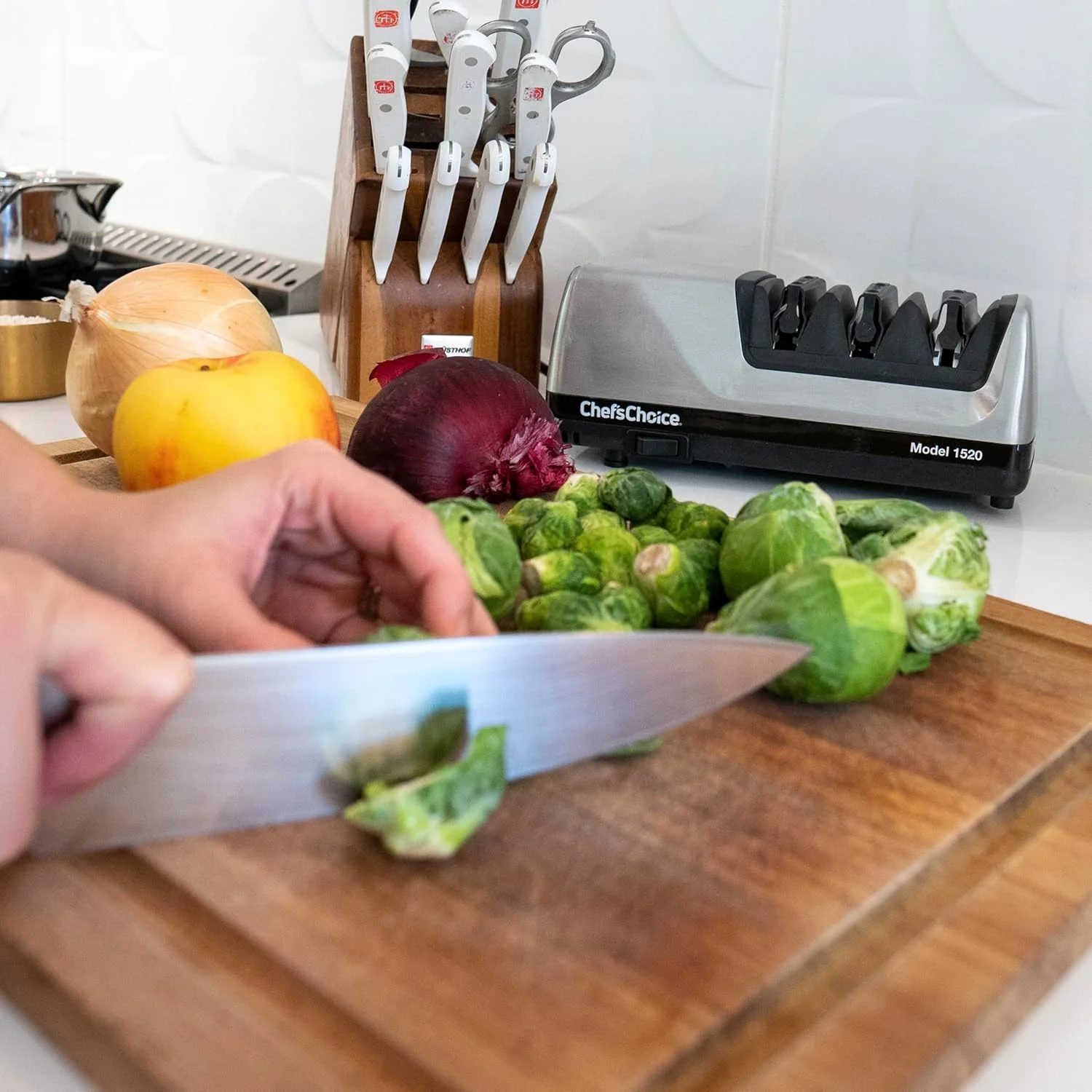 چاقو تیز کن برقی Chef's Choice Hone برای چاقوهای 15 و 20 درجه، دارای مواد سایشی 100% الماس و راهنماهای دقیق برای لبه های صاف و دندانه دار، 3 مرحله ای، خاکستری