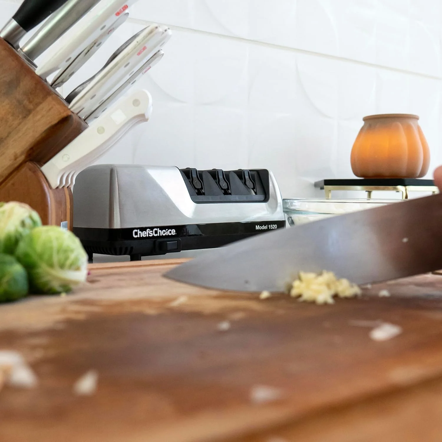 چاقو تیز کن برقی Chef's Choice Hone برای چاقوهای 15 و 20 درجه، دارای مواد سایشی 100% الماس و راهنماهای دقیق برای لبه های صاف و دندانه دار، 3 مرحله ای، خاکستری چاقو تیز کن برقی Chef's Choice Hone برای چاقوهای 15 و 20 درجه، دارای مواد سایشی 100% الماس و راهنماهای دقیق برای لبه های صاف و دندانه دار، 3 مرحله ای، خاکستری