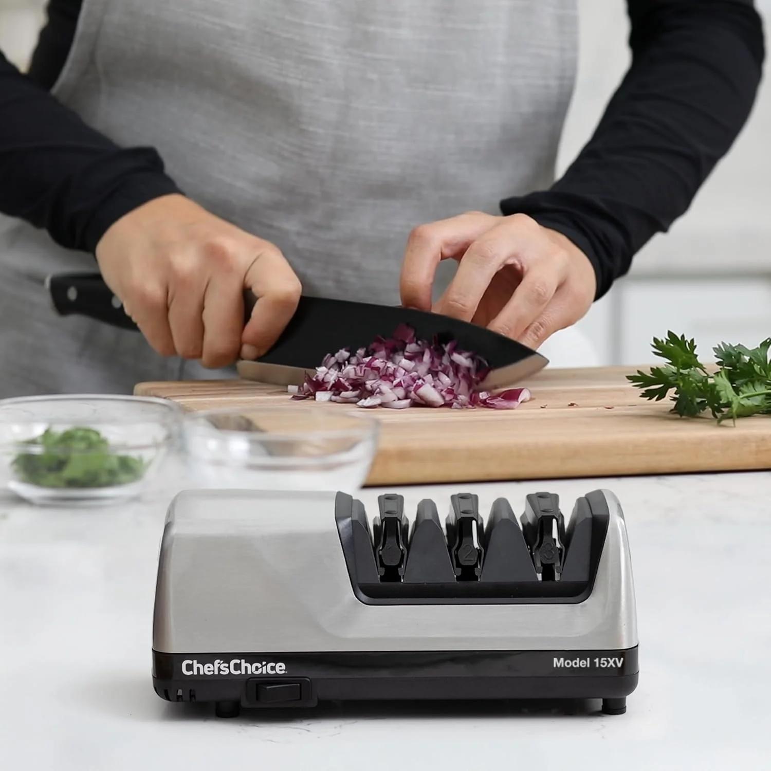 چاقو تیزکن برقی حرفه ای Chef’sChoice Trizor 15XV برای چاقوهای آشپزخانه با سنگ های الماس و راهنمای زاویه دقیق، 75db، 3 شکاف، خاکستری - تصویر 2 چاقو تیزکن برقی حرفه ای Chef’sChoice Trizor 15XV برای چاقوهای آشپزخانه با سنگ های الماس و راهنمای زاویه دقیق، 75db، 3 شکاف، خاکستری - تصویر 2