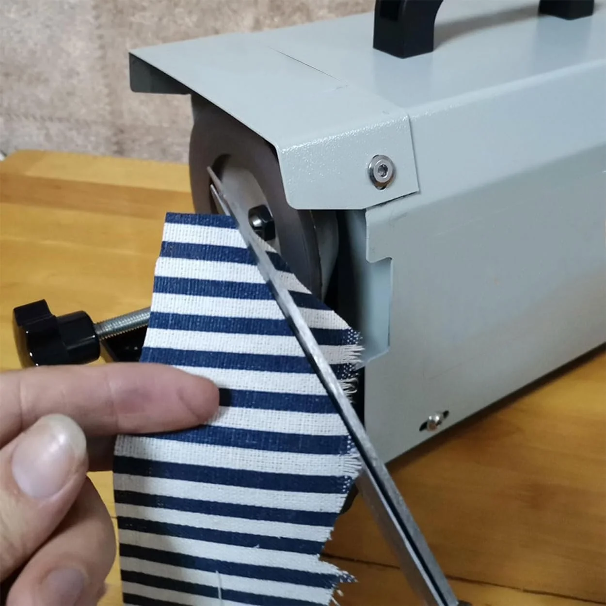 تیزکن برقی چاقو ADORZ، تیزکن برقی حرفه ای قیچی 220 وات، سرعت 2980 دور در دقیقه چند منظوره، به همراه سنگ سنباده، برای خیاط، آشپزخانه، قیچی های لباس