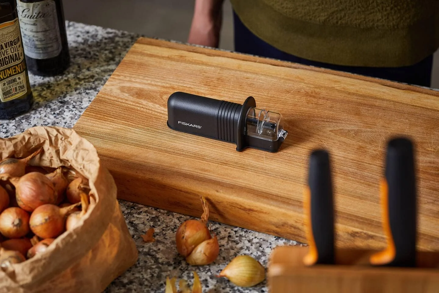 فیسکارس 1065598، چاقو تیزکن Roll-Sharp با سنگ آسیاب سرامیکی، Essential، پلاستیکی، مشکی، بسته بندی پایدار