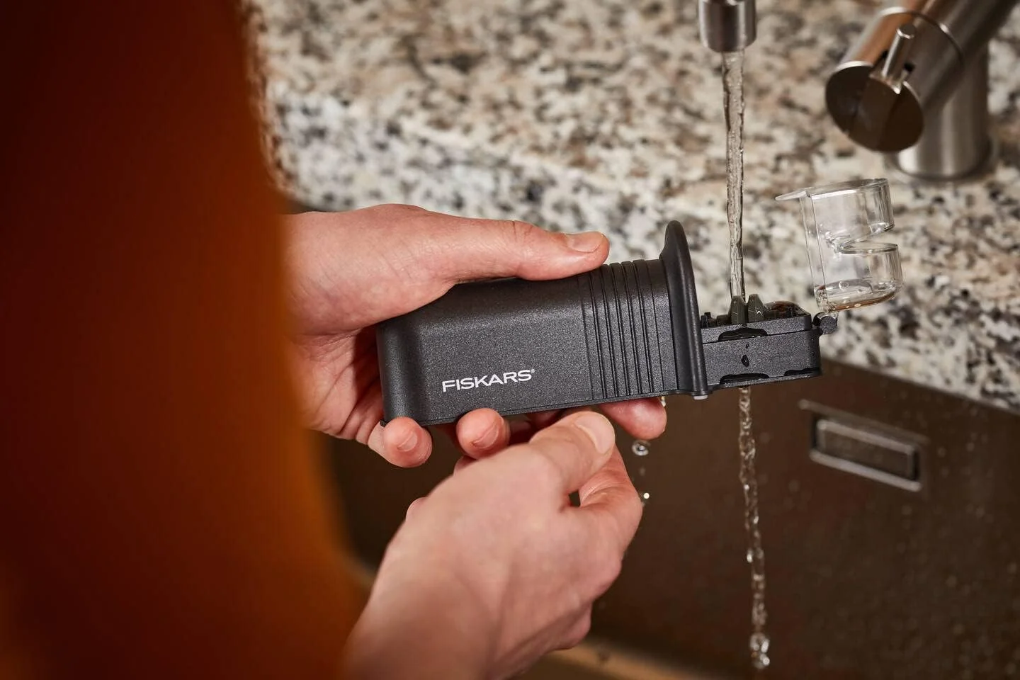 فیسکارس 1065598، چاقو تیزکن Roll-Sharp با سنگ آسیاب سرامیکی، Essential، پلاستیکی، مشکی، بسته بندی پایدار