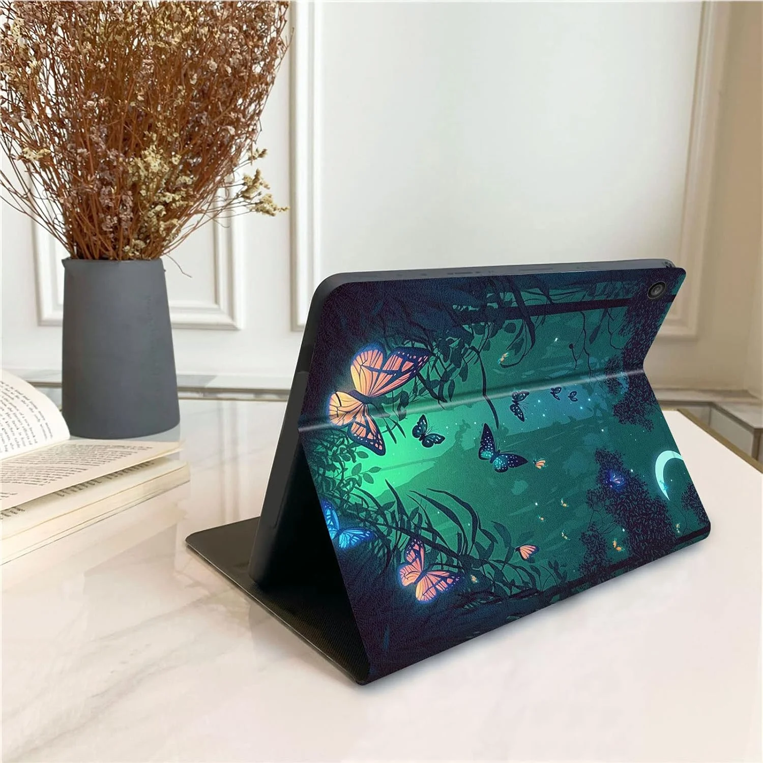 کاور تبلت سامسونگ گلکسی تب A8 با سایز 10.5 اینچ مدل 2022، کاور استند دار چرمی PU با قابلیت بیدار شدن/خواب خودکار برای گلکسی تب A8 با سایز 10.5 اینچ مدل 2022 [SM-X200/X205/X207]، طرح پروانه در جنگل سبز