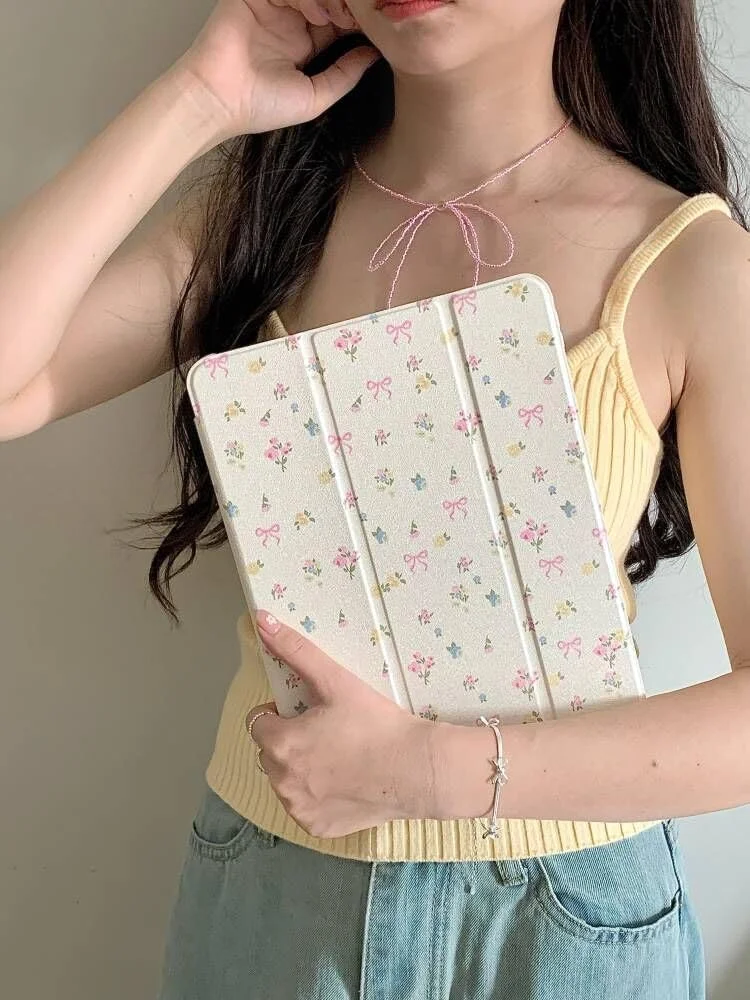 کیف چرمی باریک و سخت با استند قابل تنظیم و نگهدارنده قلم برای آیپد ۹ ۱۰.۲ اینچی نسل نهم ۲۰۲۱، طرح پاپیون گلدار شیک و دوست داشتنی، مناسب دختران و کودکان (کرم سفید صورتی)