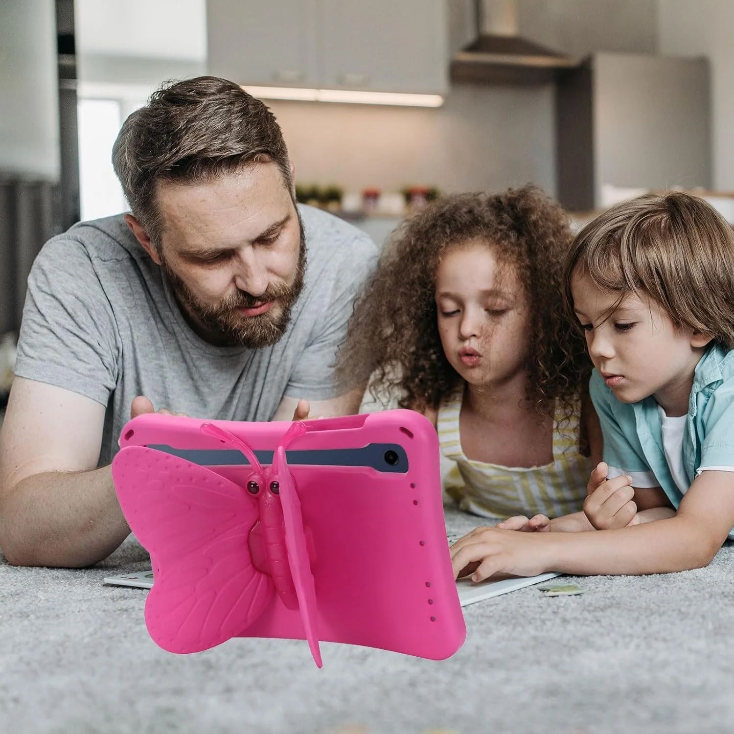 کیف محافظ کودکانه تبلت سامسونگ گلکسی تب A9 پلاس/ تب S7 / تب S8 / تب S9 / تب S9 FE سایز 11.0 اینچ 2023، سبک وزن، ایمن، EVA، دارای استند پروانه ای سه بعدی 360 درجه ضد ضربه و مناسب کودکان (پروانه ای صورتی)