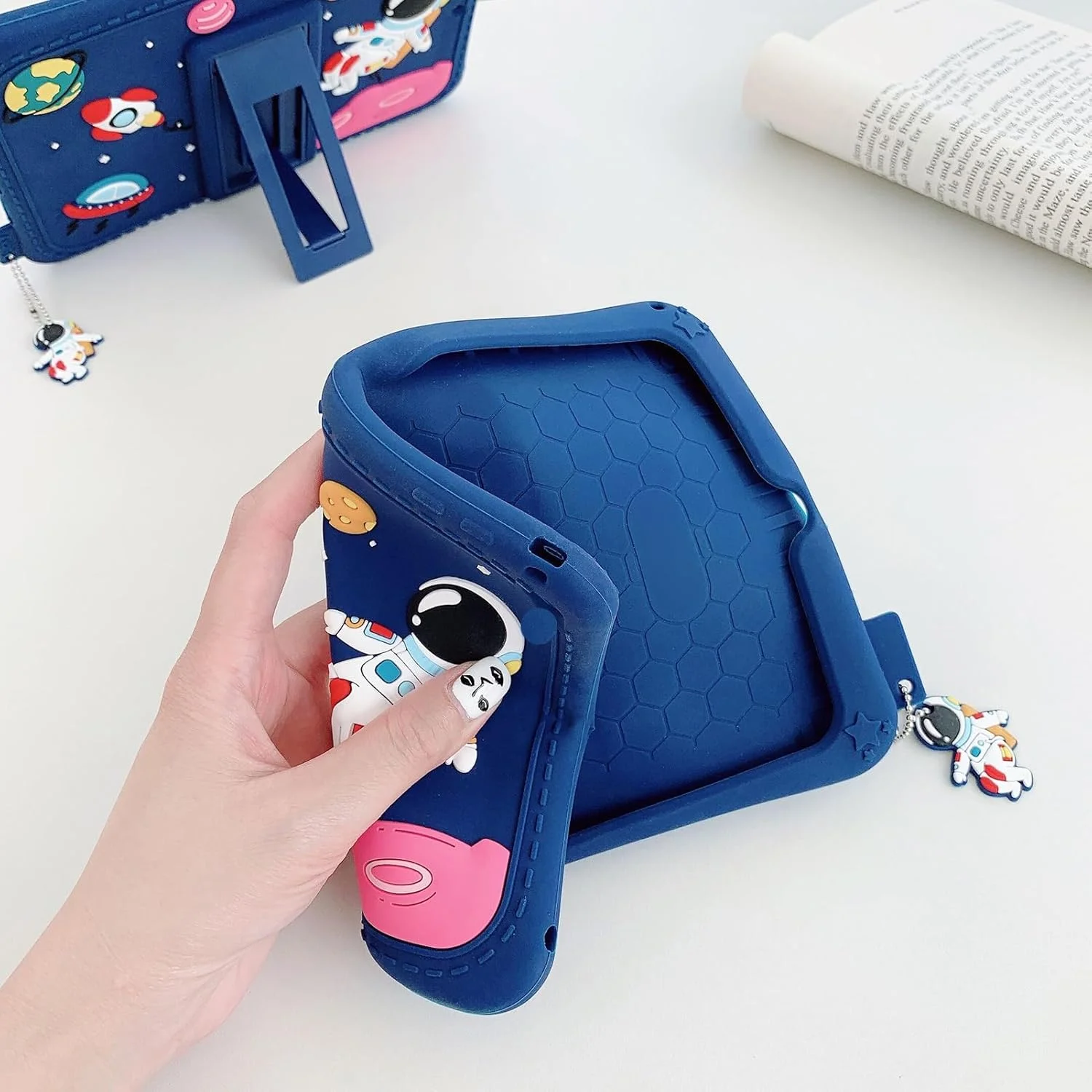 کاور کودکانه زومال برای تبلت سامسونگ گلکسی تب A8 10.5 اینچ 2021 (SM-X200/X205/X207)، کاور سیلیکونی کارتونی ضد ضربه و محافظ کودکانه با محافظ صفحه نمایش و بند شانه