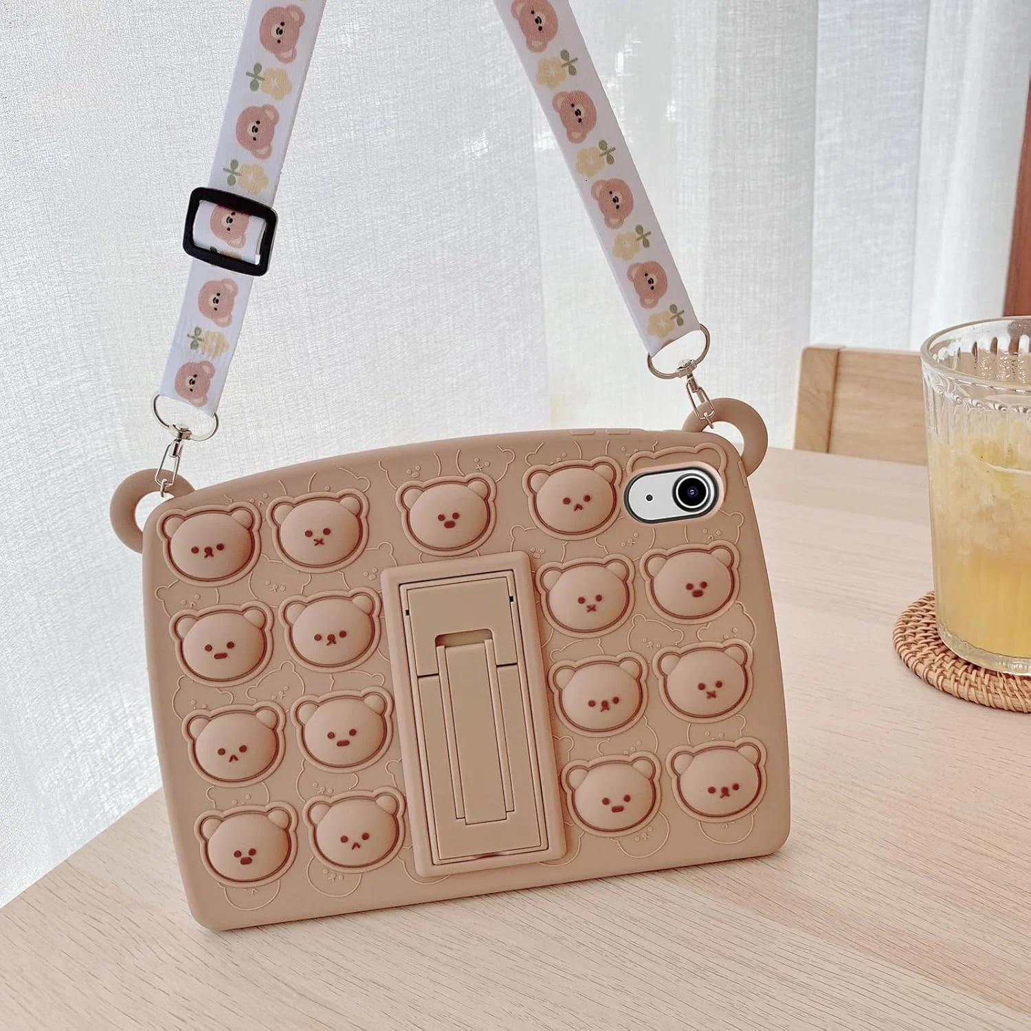 کیف A-BEAUTY سازگار با آیپد نسل 10، 10.9 اینچ مدل 2022، طراحی زیبا، جالب و خنده دار برای کودکان دختر و پسر، دارای جای قلم، استند و بند شانه، خرس قهوه ای