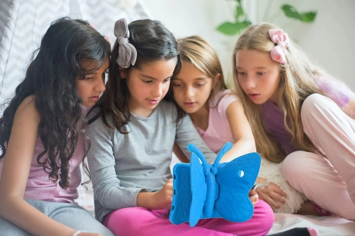 کیف آیپد ELTERAZONE برای کودکان، کیف آیپد 9.7 اینچی، روکش محافظ تبلت فوم EVA سبک وزن و ضد ضربه با پایه نگهدارنده برای Apple iPad Air/Air 2 iPad 9.7 2017/2018 طرح پروانه زیبا (آبی)