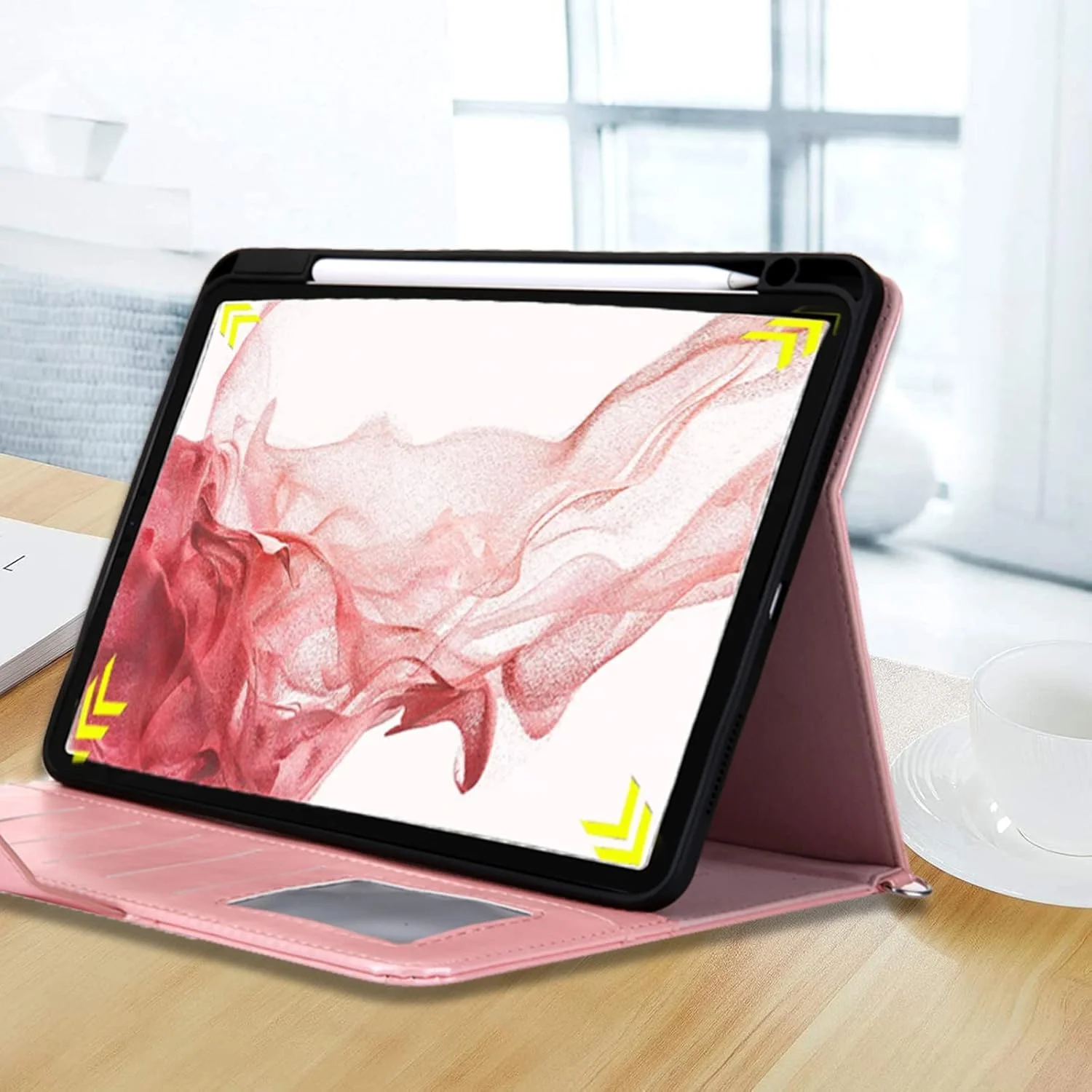 کیف چرمی تبلت آیپد پرو 12.9 اینچ SYOSI، دارای جای قلم، قابلیت بیدار شدن/خواب خودکار، به همراه بند شانه، مناسب برای آیپد پرو 12.9 نسل 6/5/4/3 (صورتی)