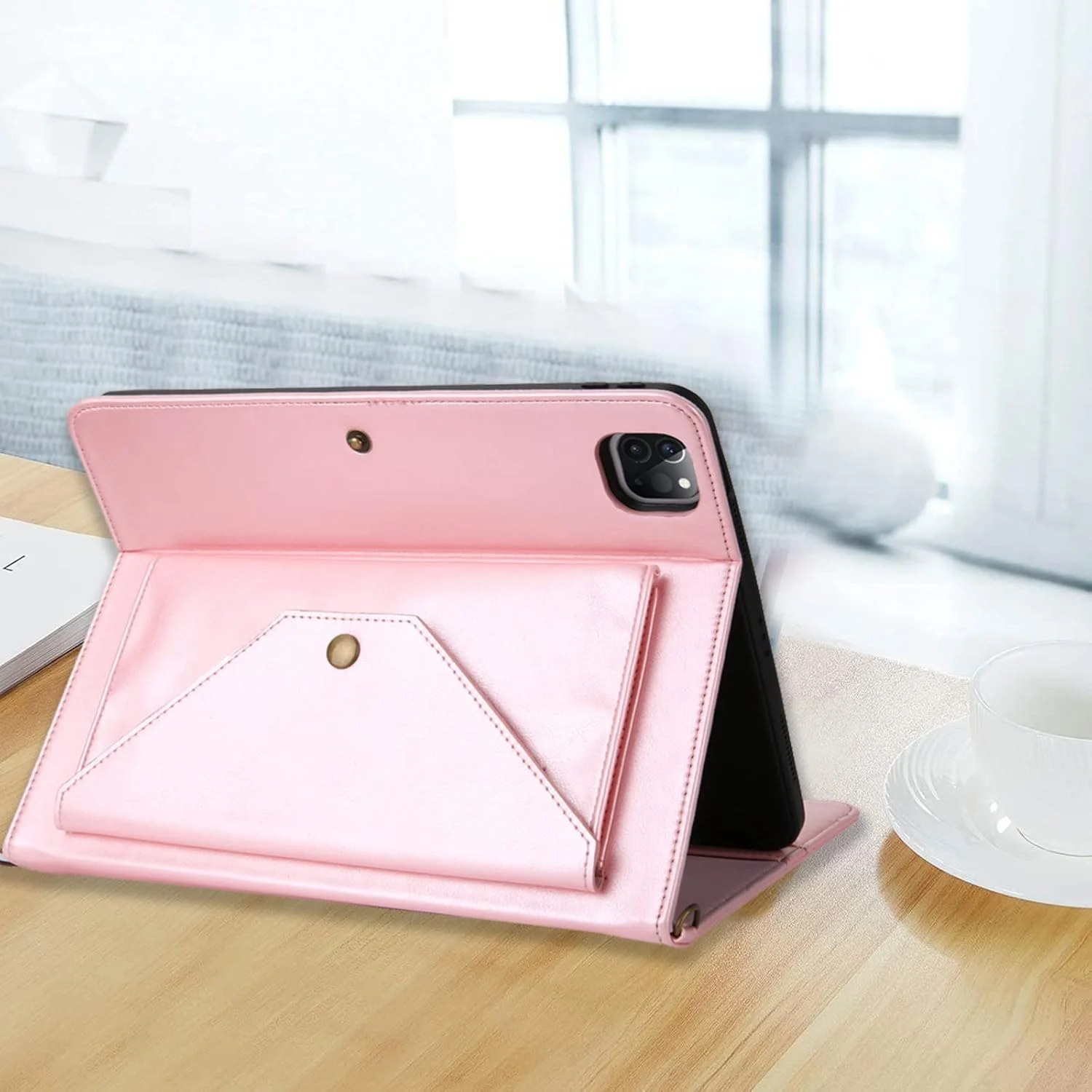 کیف چرمی تبلت آیپد پرو 12.9 اینچ SYOSI، دارای جای قلم، قابلیت بیدار شدن/خواب خودکار، به همراه بند شانه، مناسب برای آیپد پرو 12.9 نسل 6/5/4/3 (صورتی)