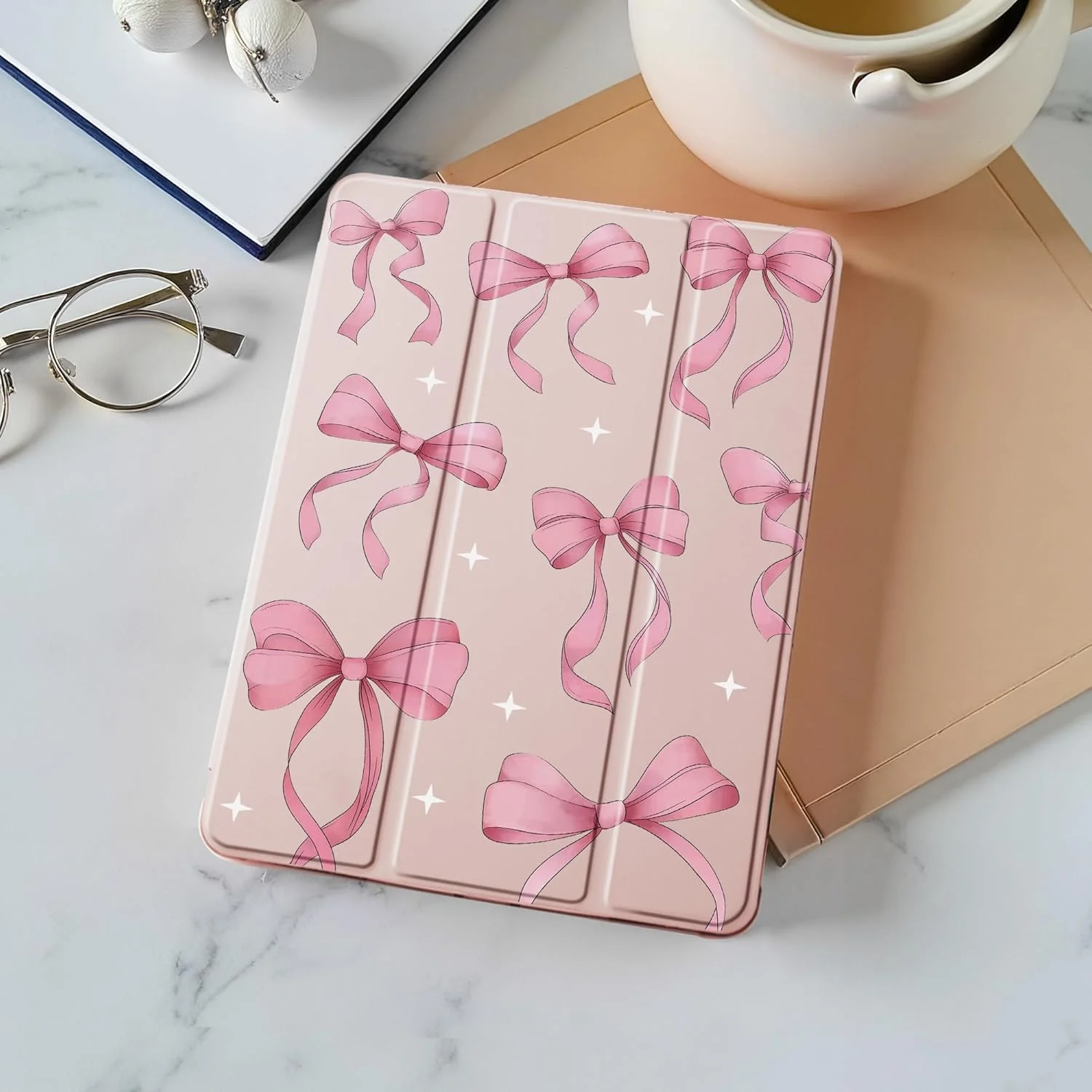 کاور پاپیونی صورتی Idocolors مناسب برای آیپد 10.2 اینچی نسل 7/8/9، کاور تبلت سه تایی با قابلیت بیدار شدن/به خواب رفتن خودکار و جای مداد - کاور محافظ پر جنب و جوش برای زنان، دختران و نوجوانان، صورتی